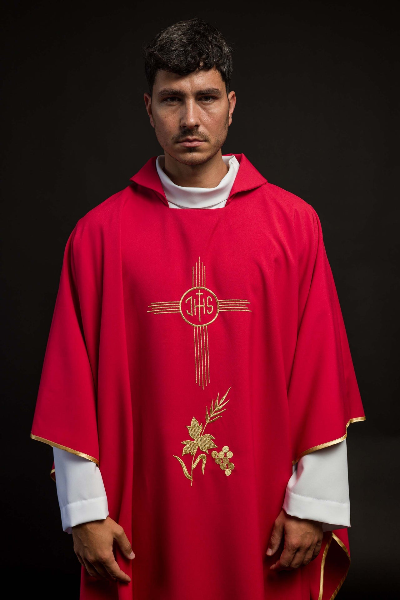 Casulla roja bordada con amplio cuello y motivo IHS
