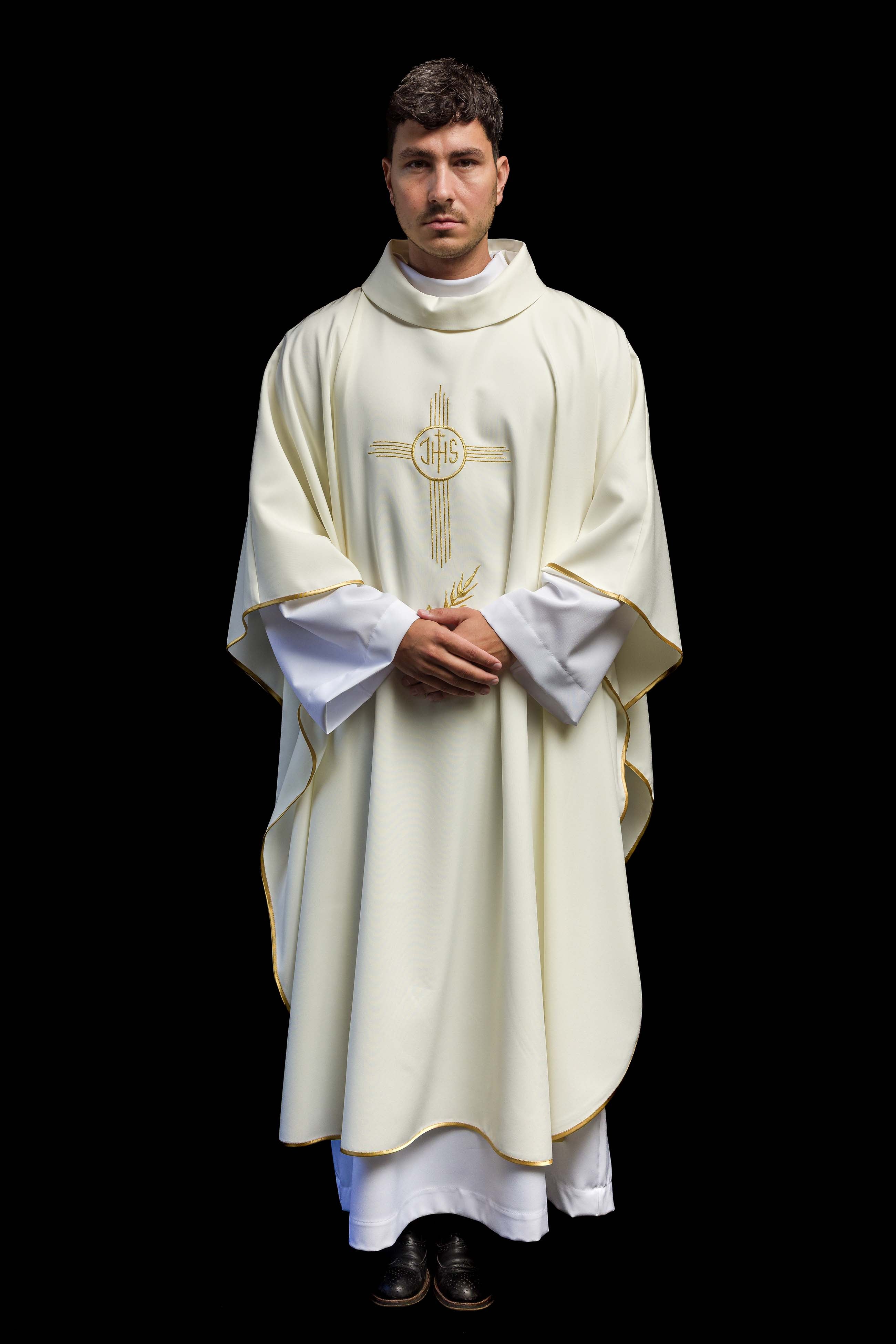 Casulla marfil con bordado IHS