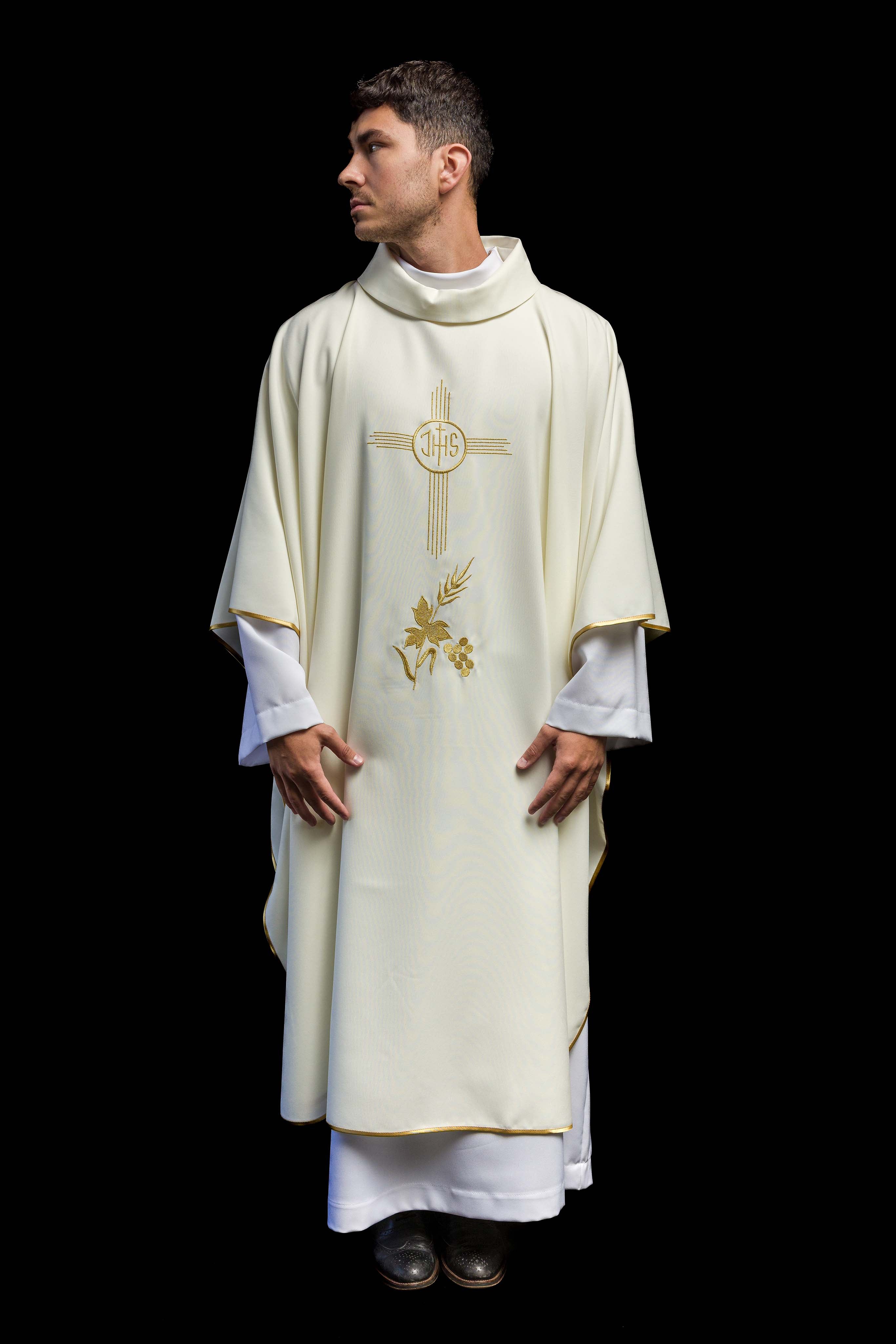 Casulla marfil con bordado IHS