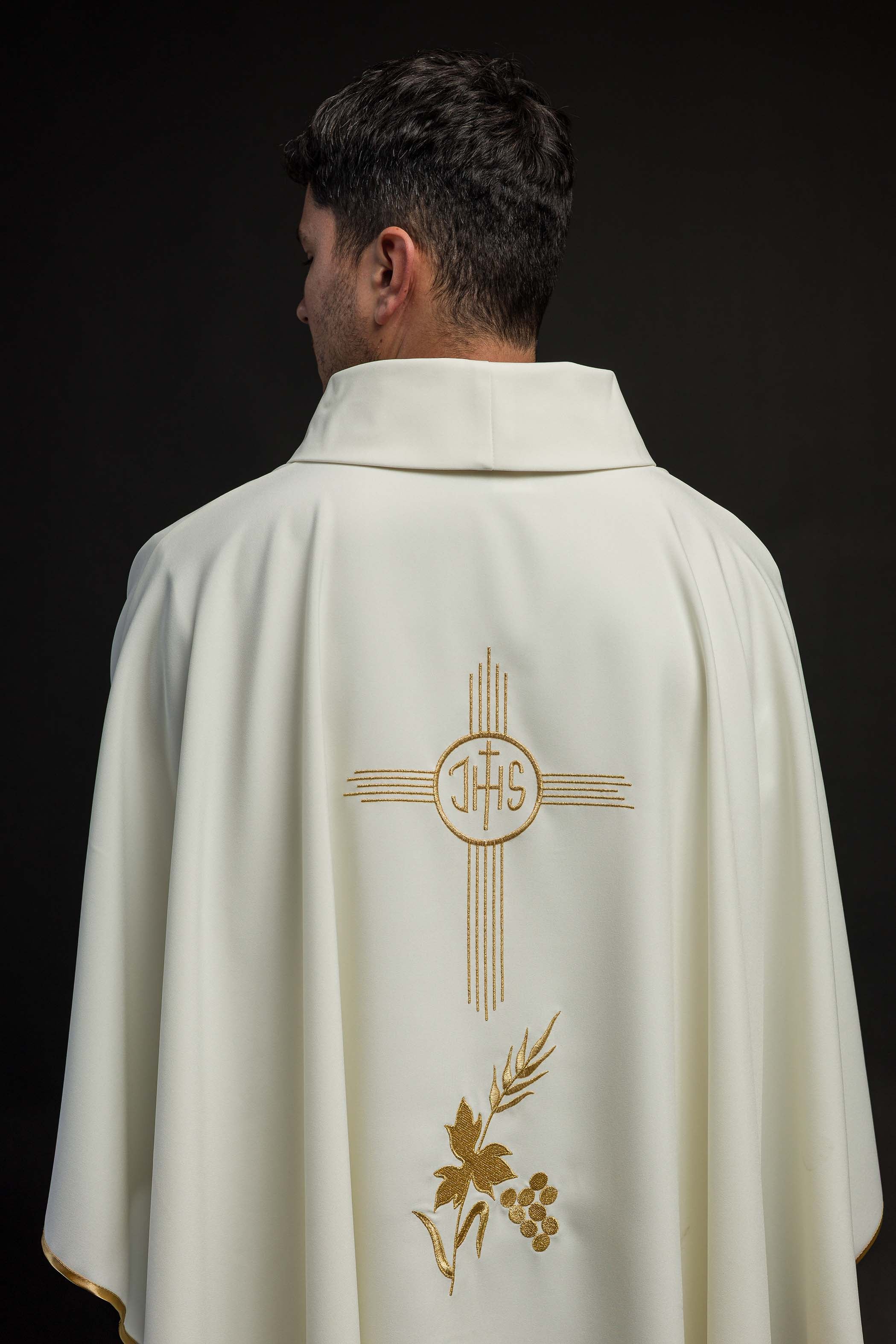 Casulla marfil con bordado IHS