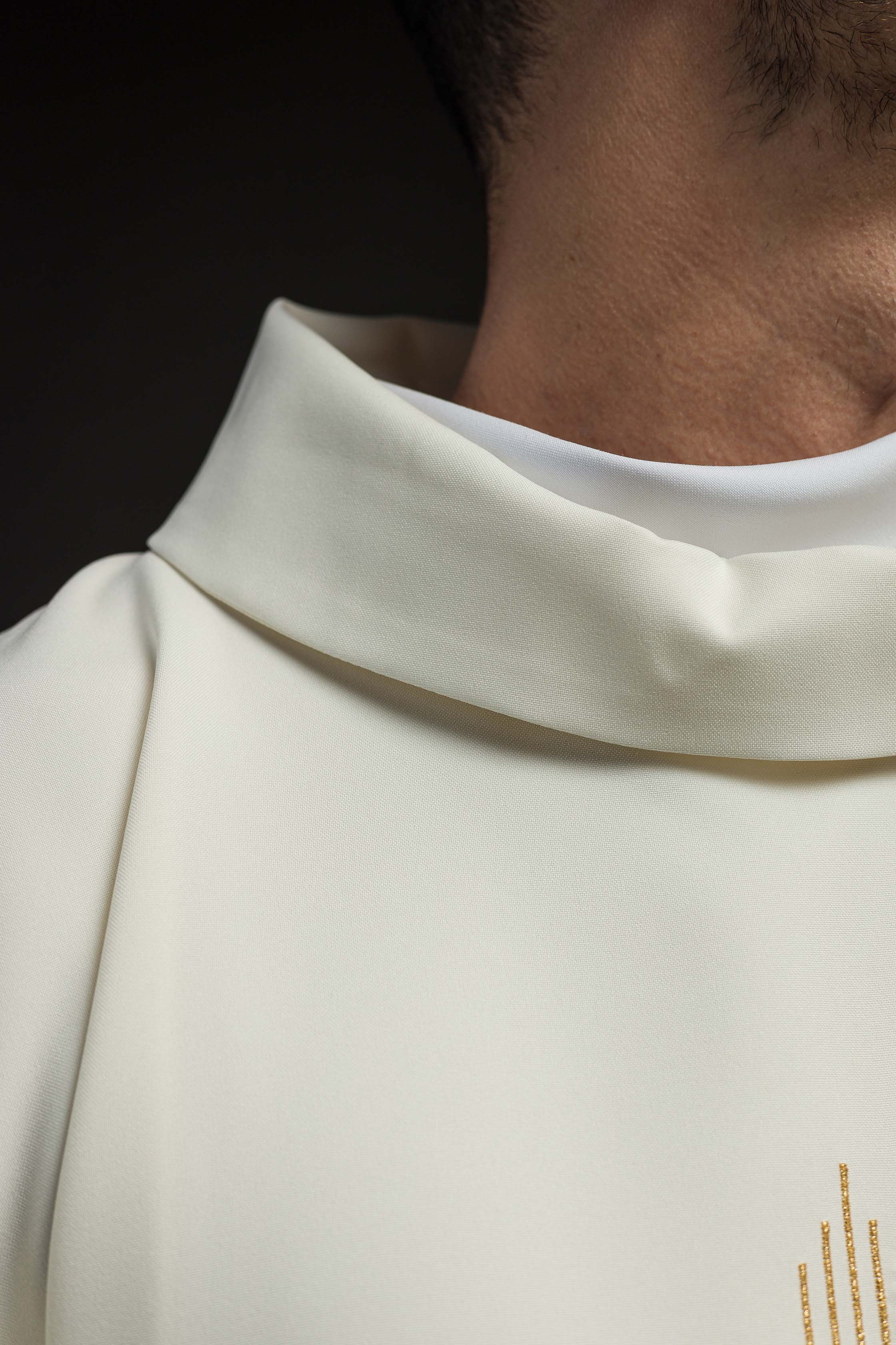 Casulla marfil con bordado IHS