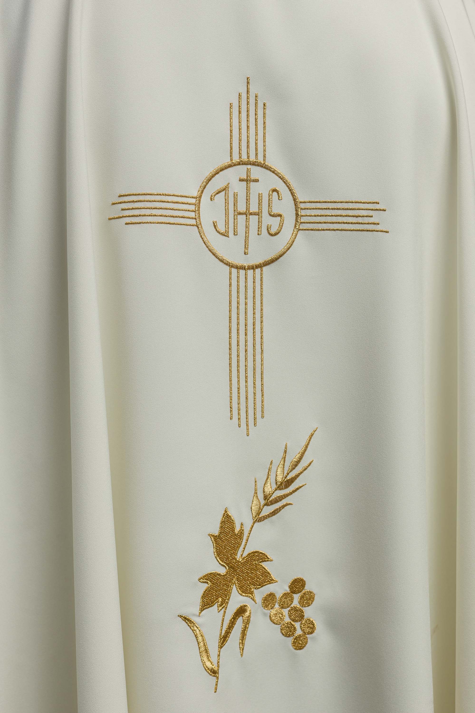 Casulla marfil con bordado IHS