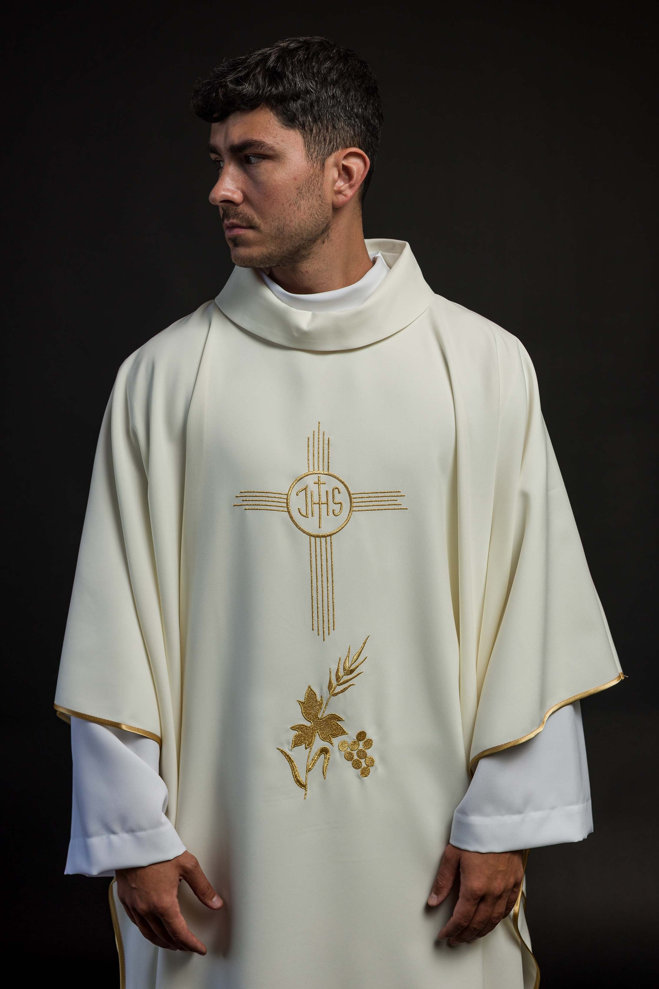 Casulla marfil con bordado IHS