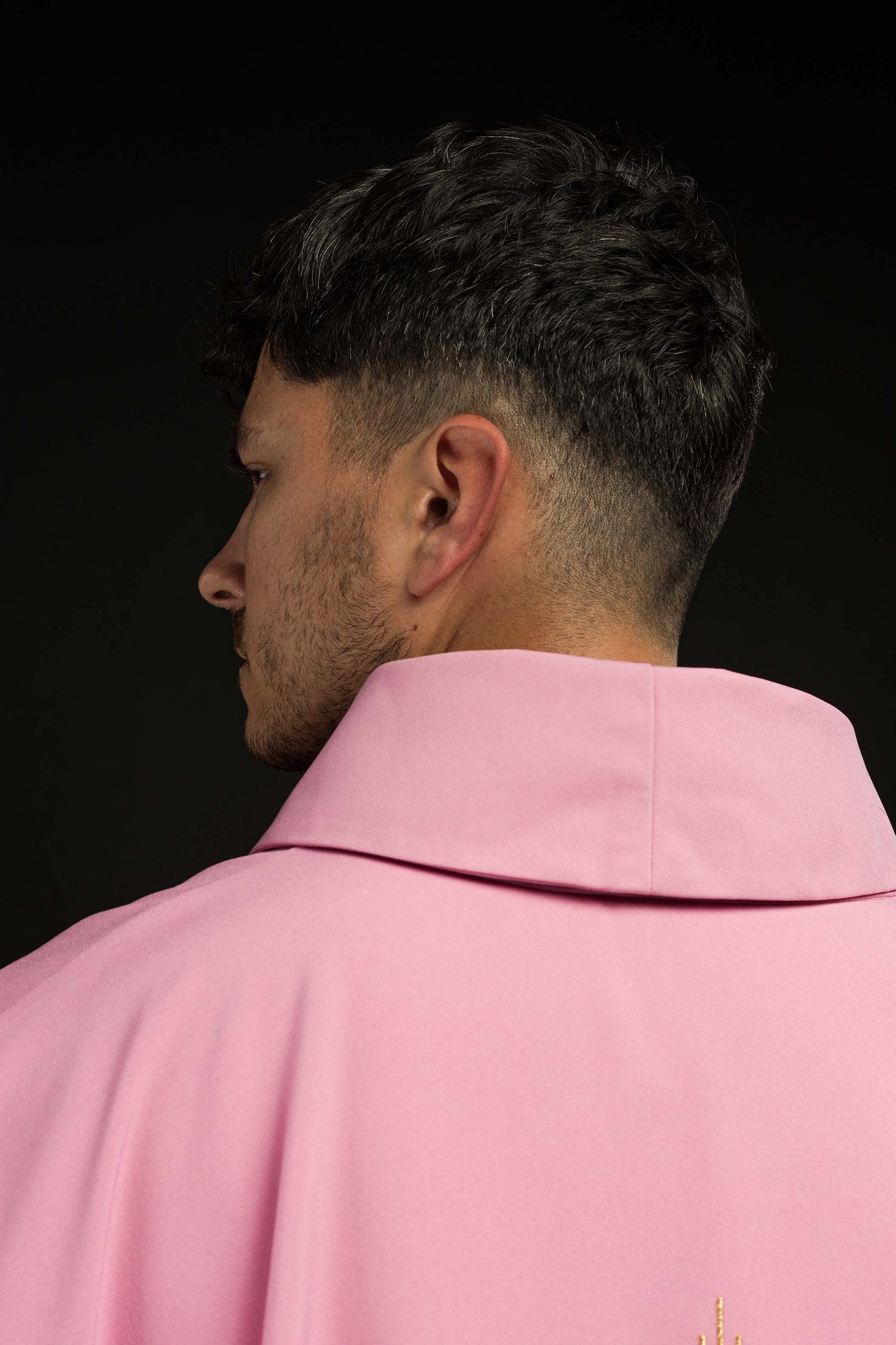 Casulla rosa con bordado IHS