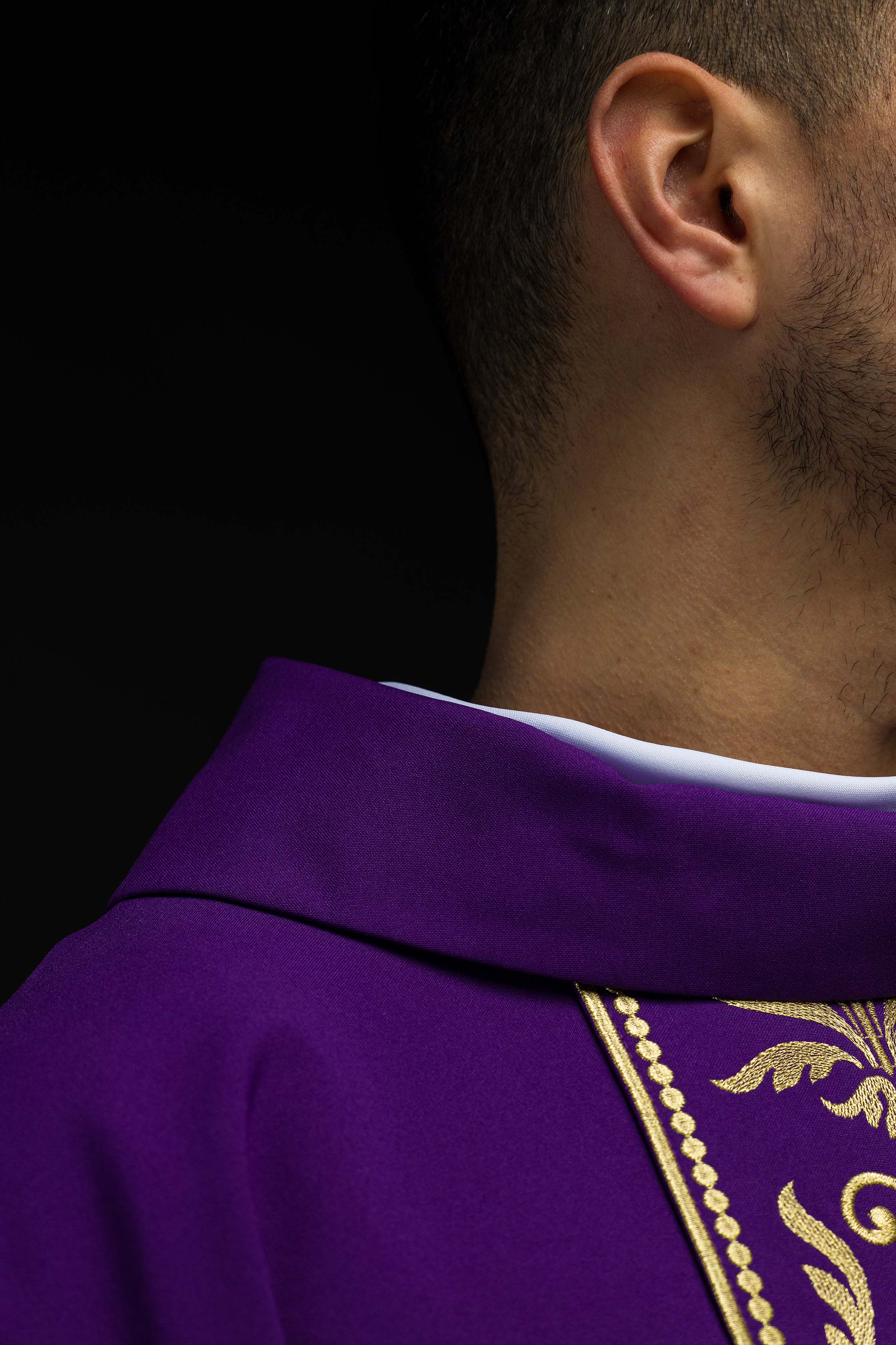 Casulla morada con motivo bordado dorado