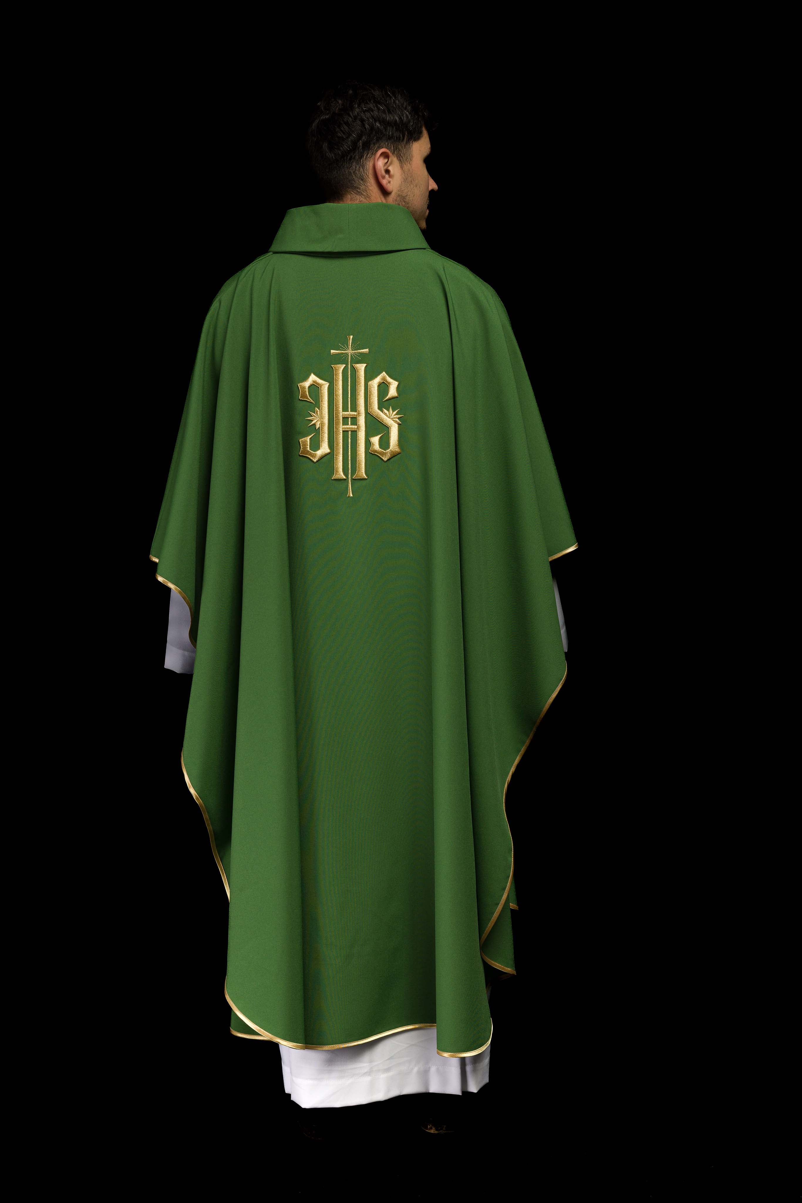 Casulla verde con bordado dorado IHS