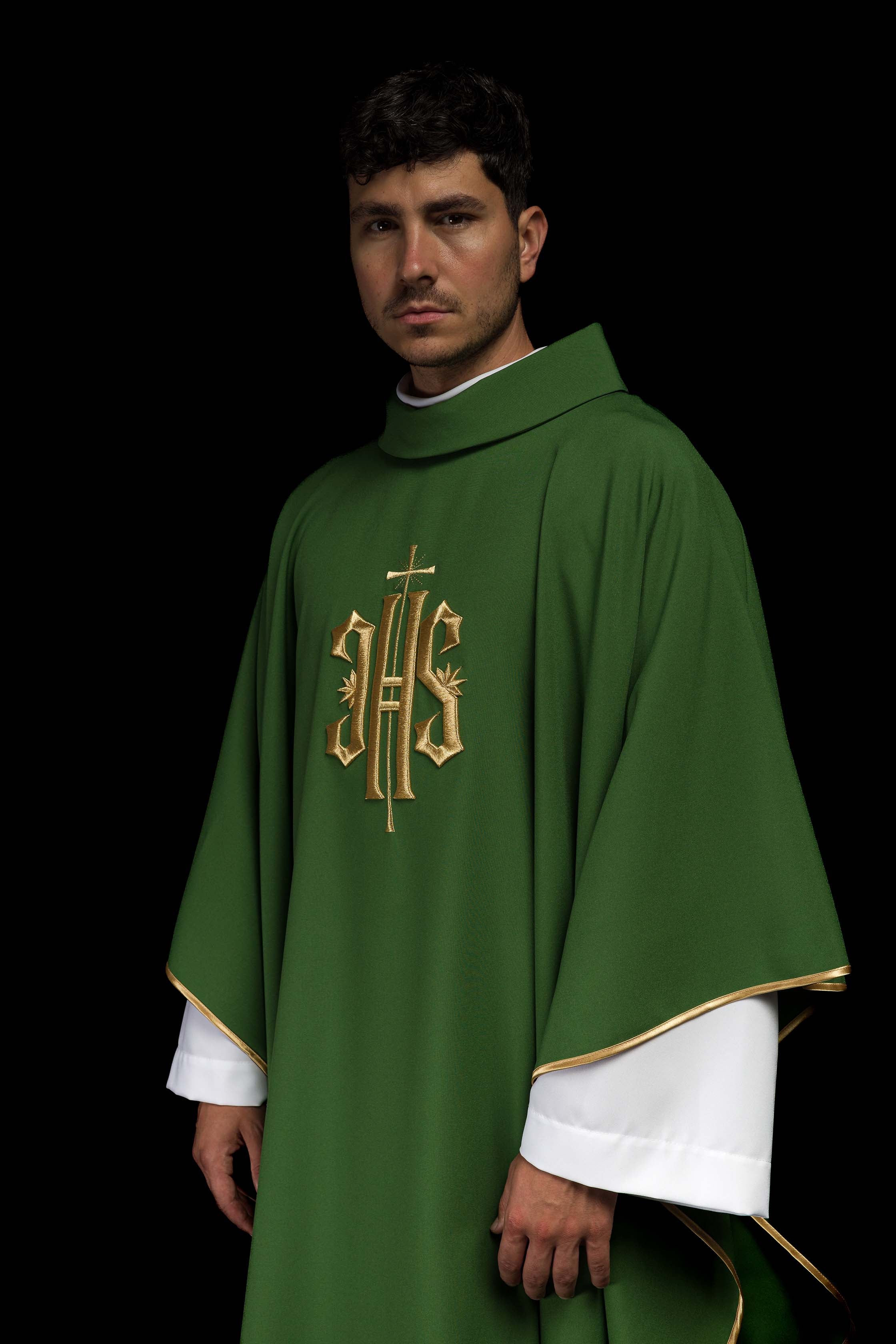 Casulla verde con bordado dorado IHS