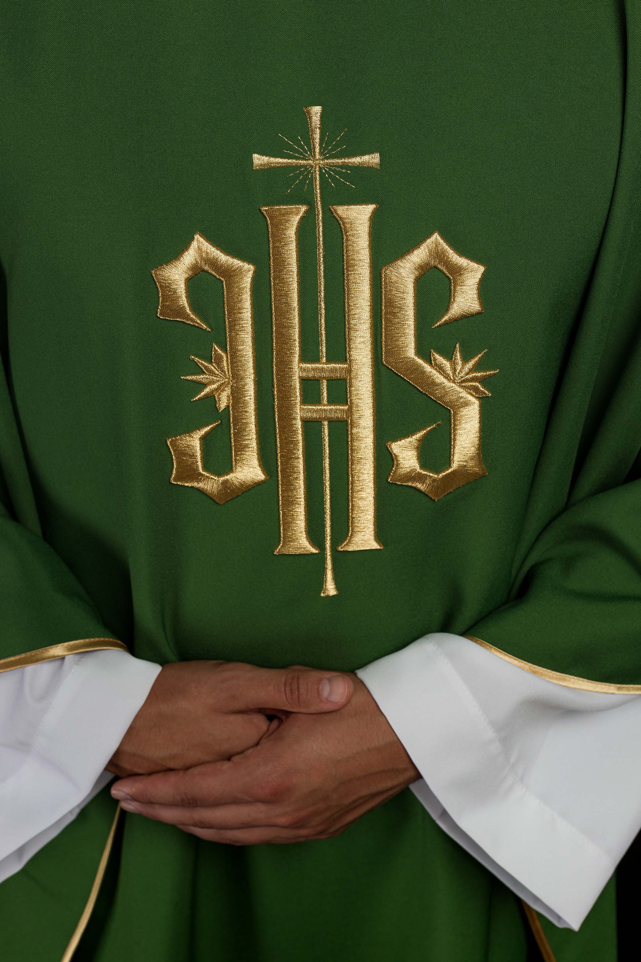 Casulla verde con bordado dorado IHS