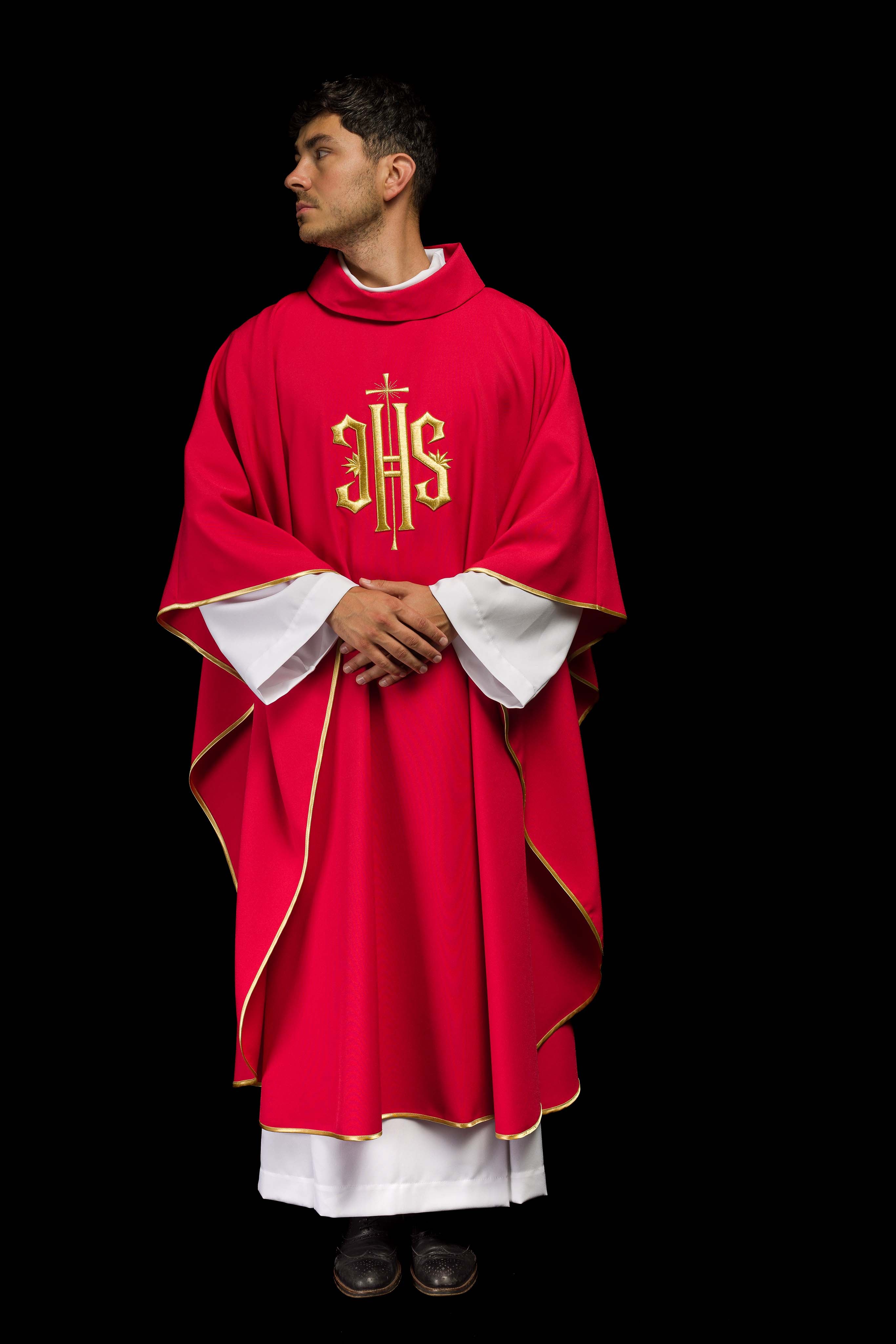 Casulla roja con bordado dorado IHS