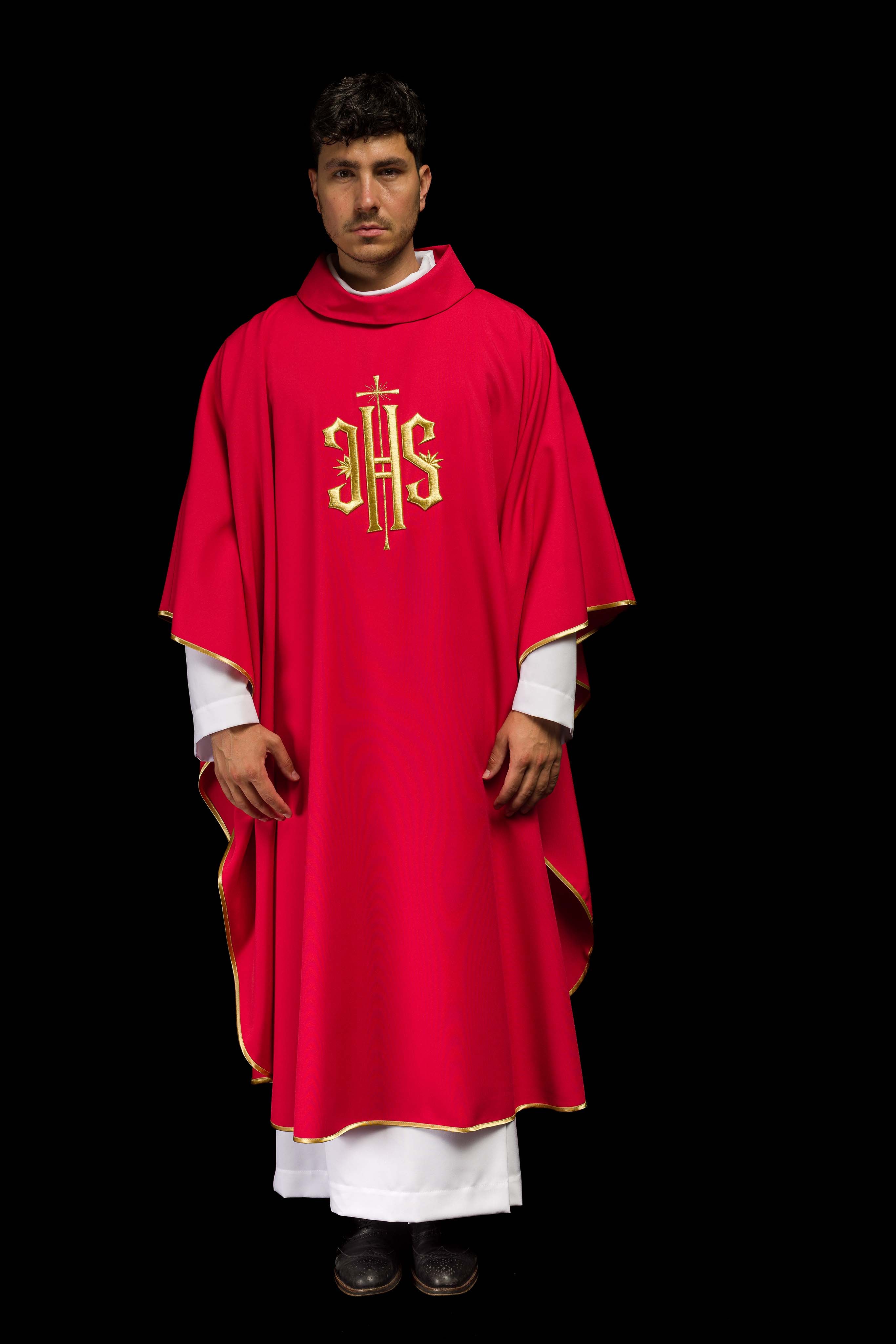 Casulla roja con bordado dorado IHS