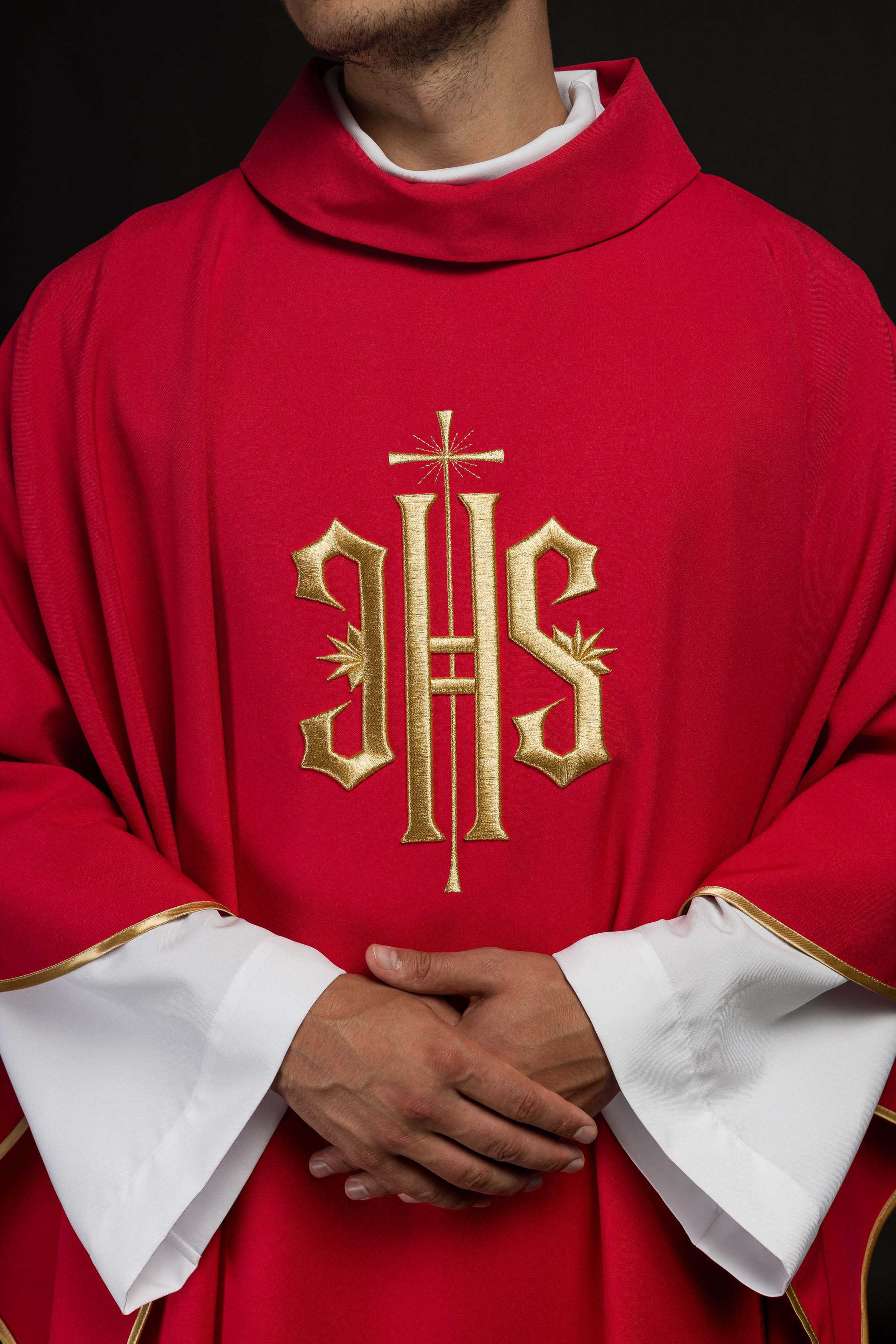 Casulla roja con bordado dorado IHS