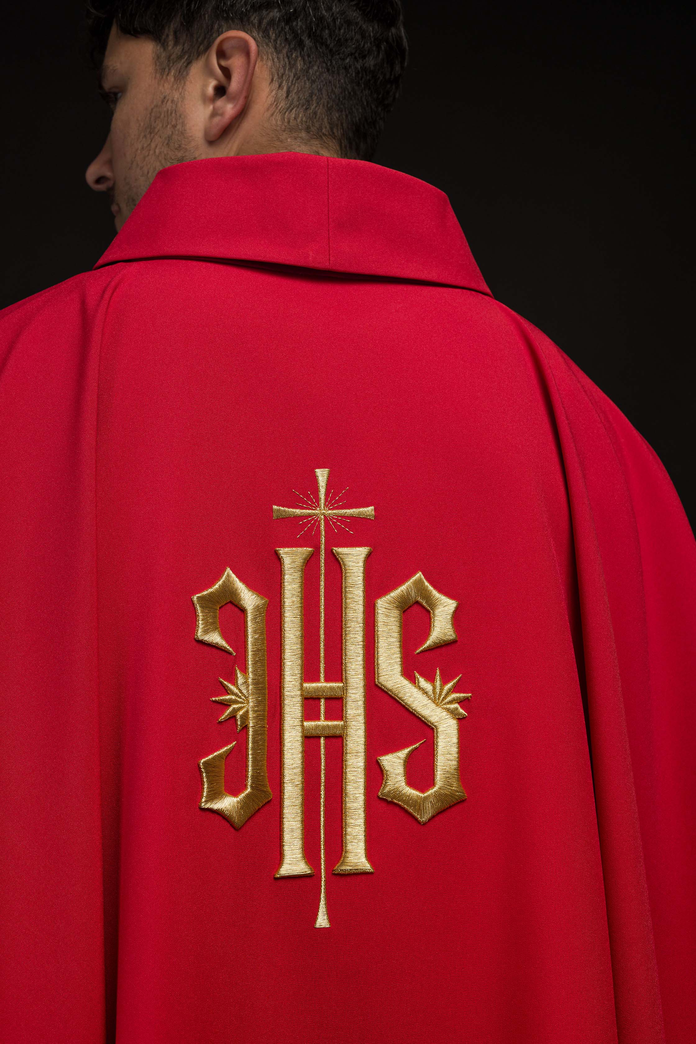 Casulla roja con bordado dorado IHS