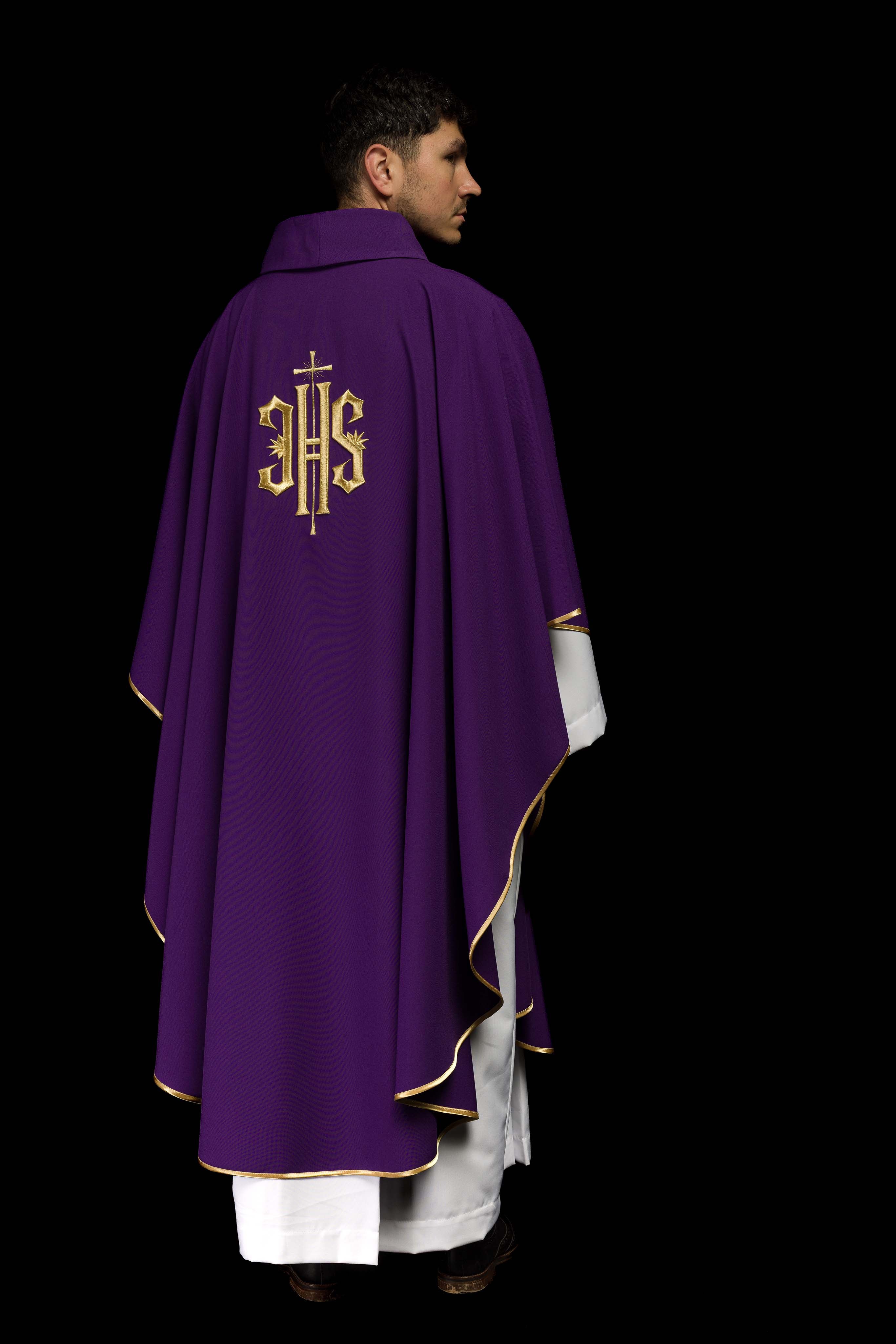 Casulla morada con bordado dorado IHS
