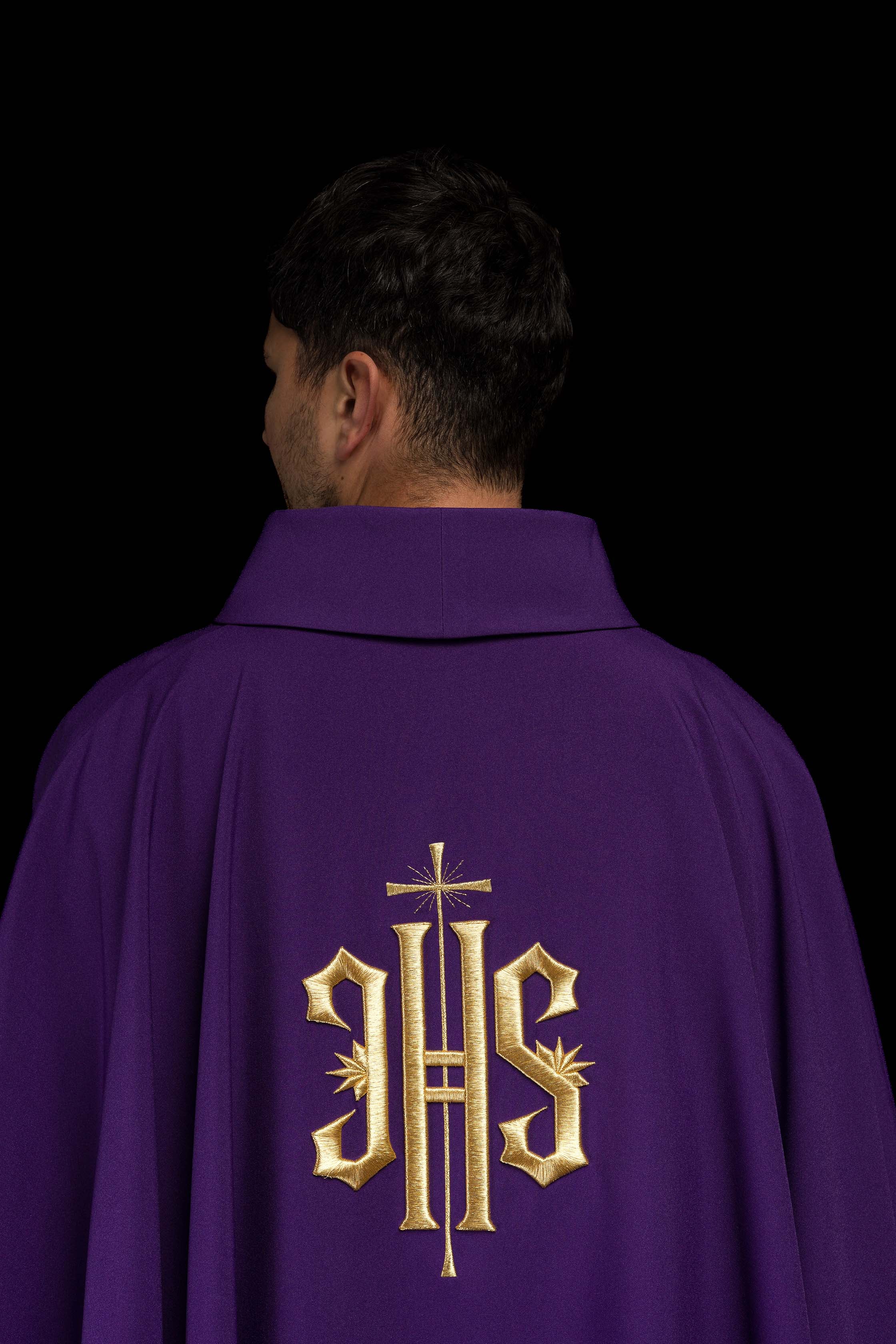 Casulla morada con bordado dorado IHS