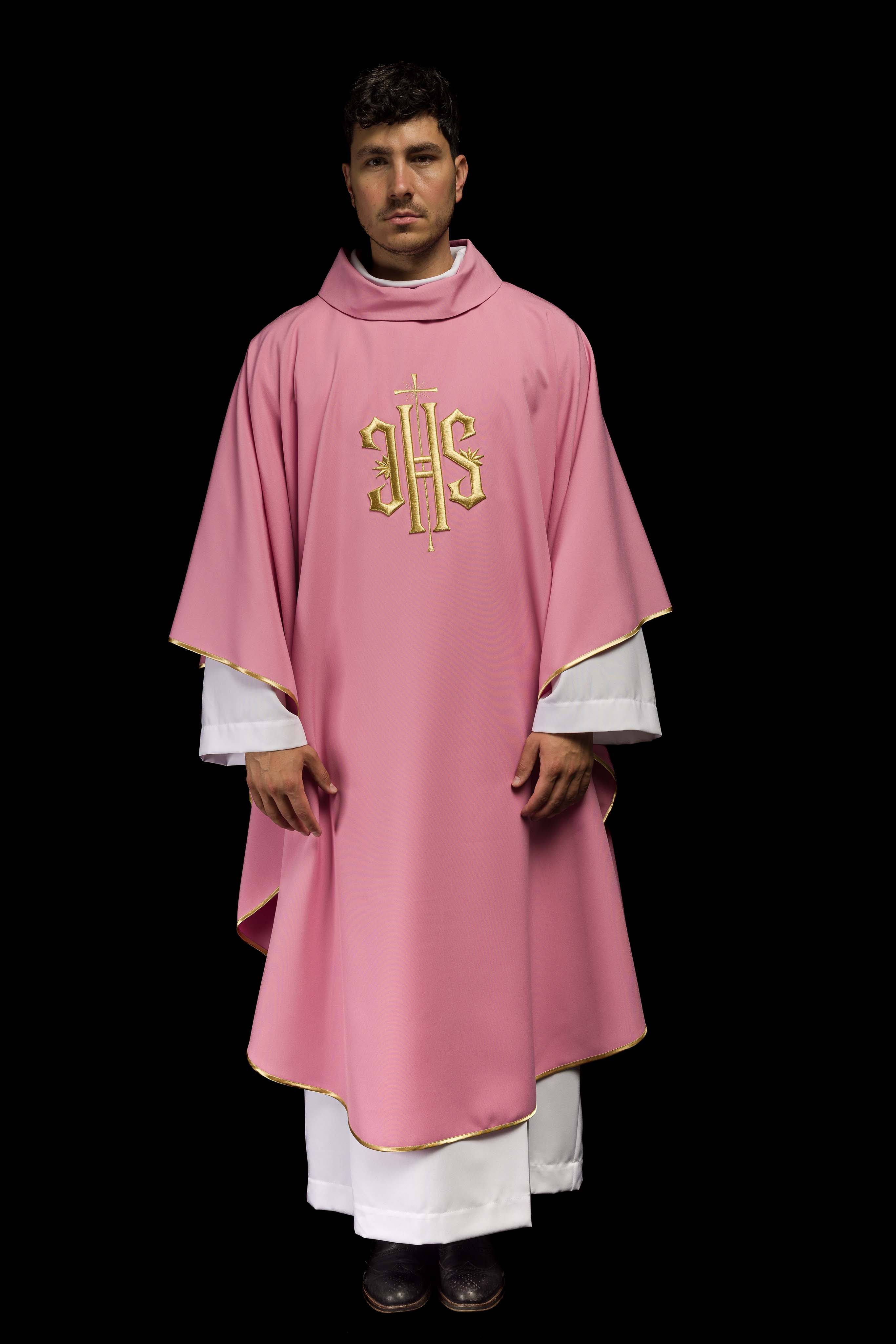 Casulla rosa con bordado dorado IHS
