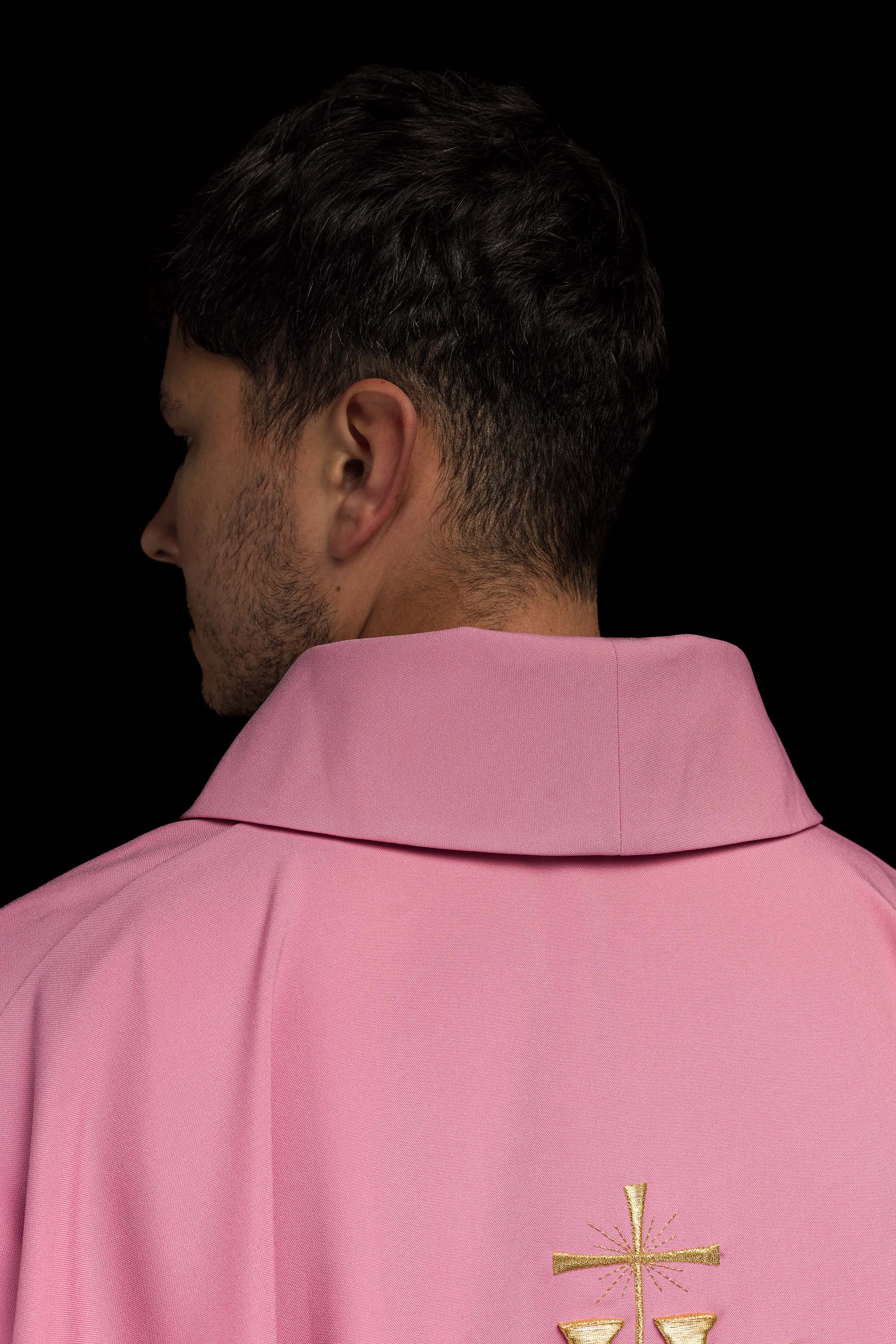 Casulla rosa con bordado dorado IHS