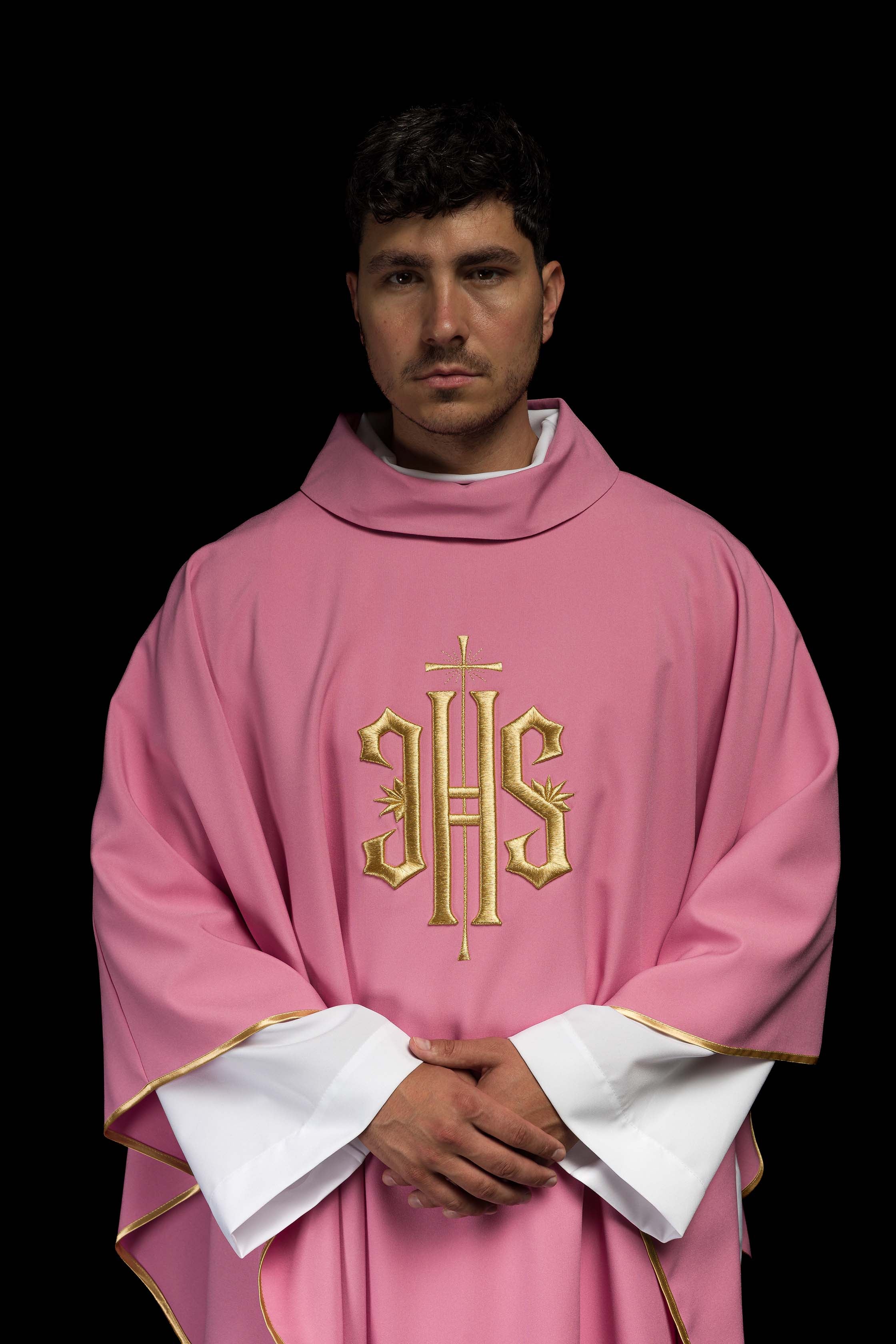 Casulla rosa con bordado dorado IHS