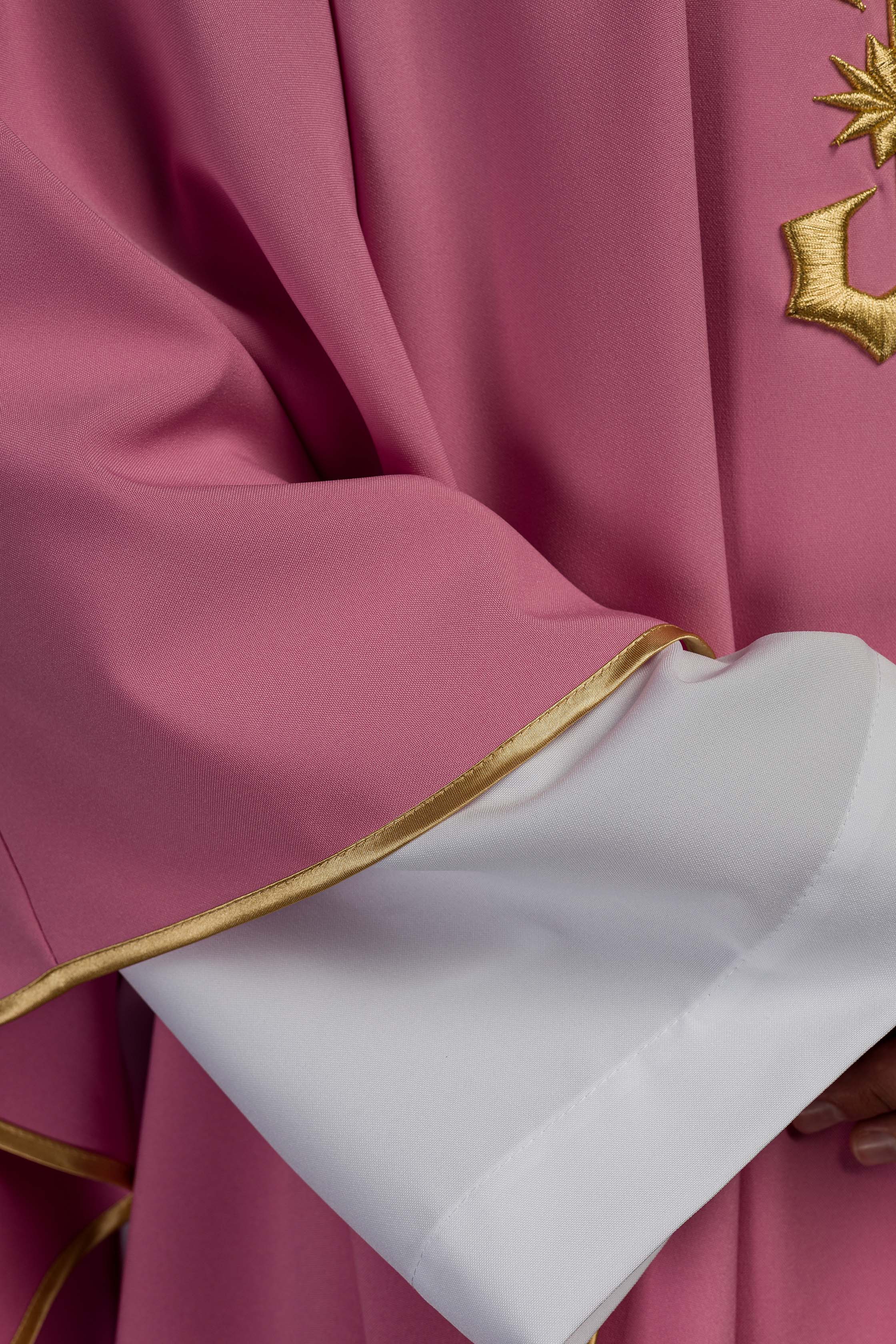 Casulla rosa con bordado dorado IHS