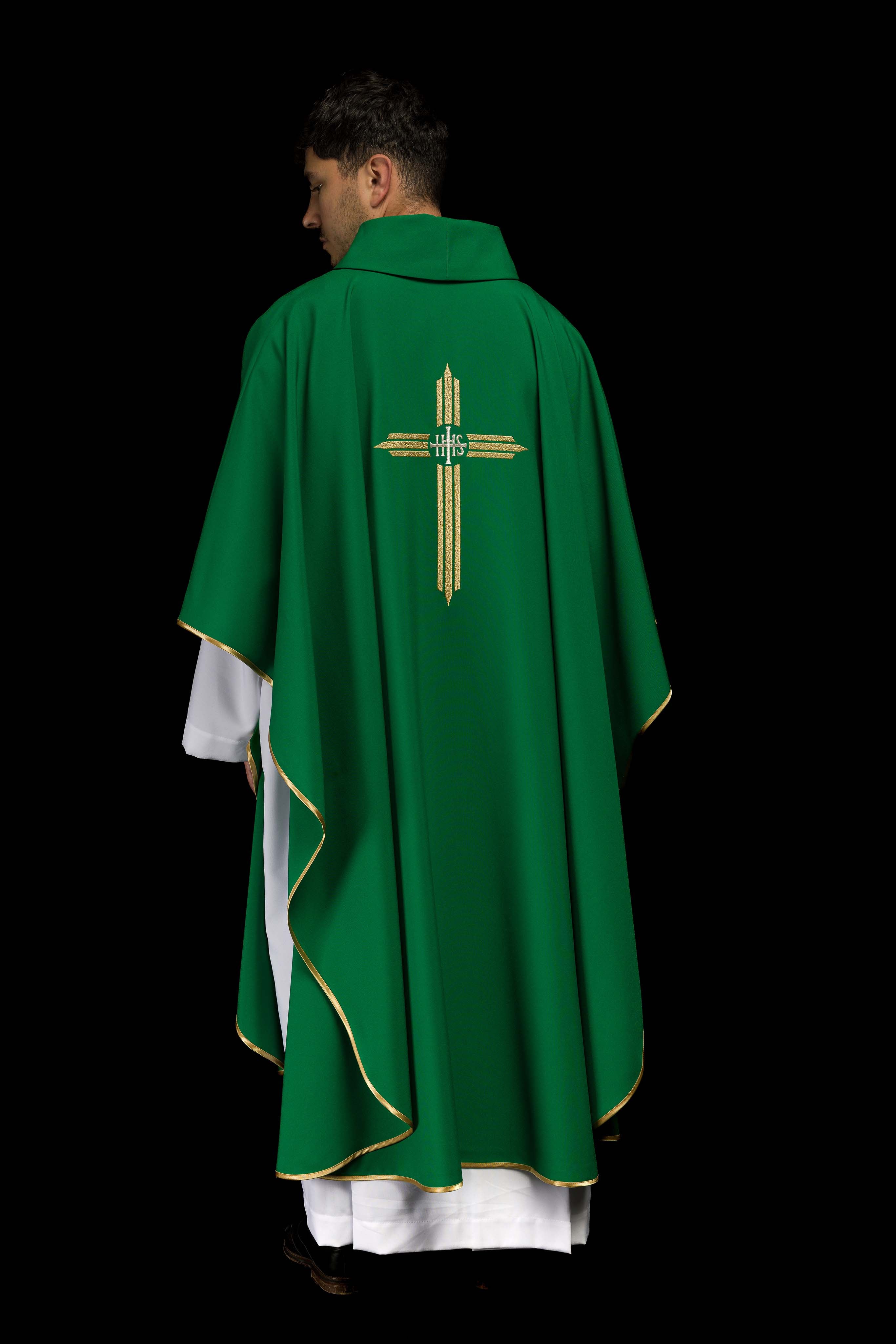 Casulla verde con bordado Cruz IHS
