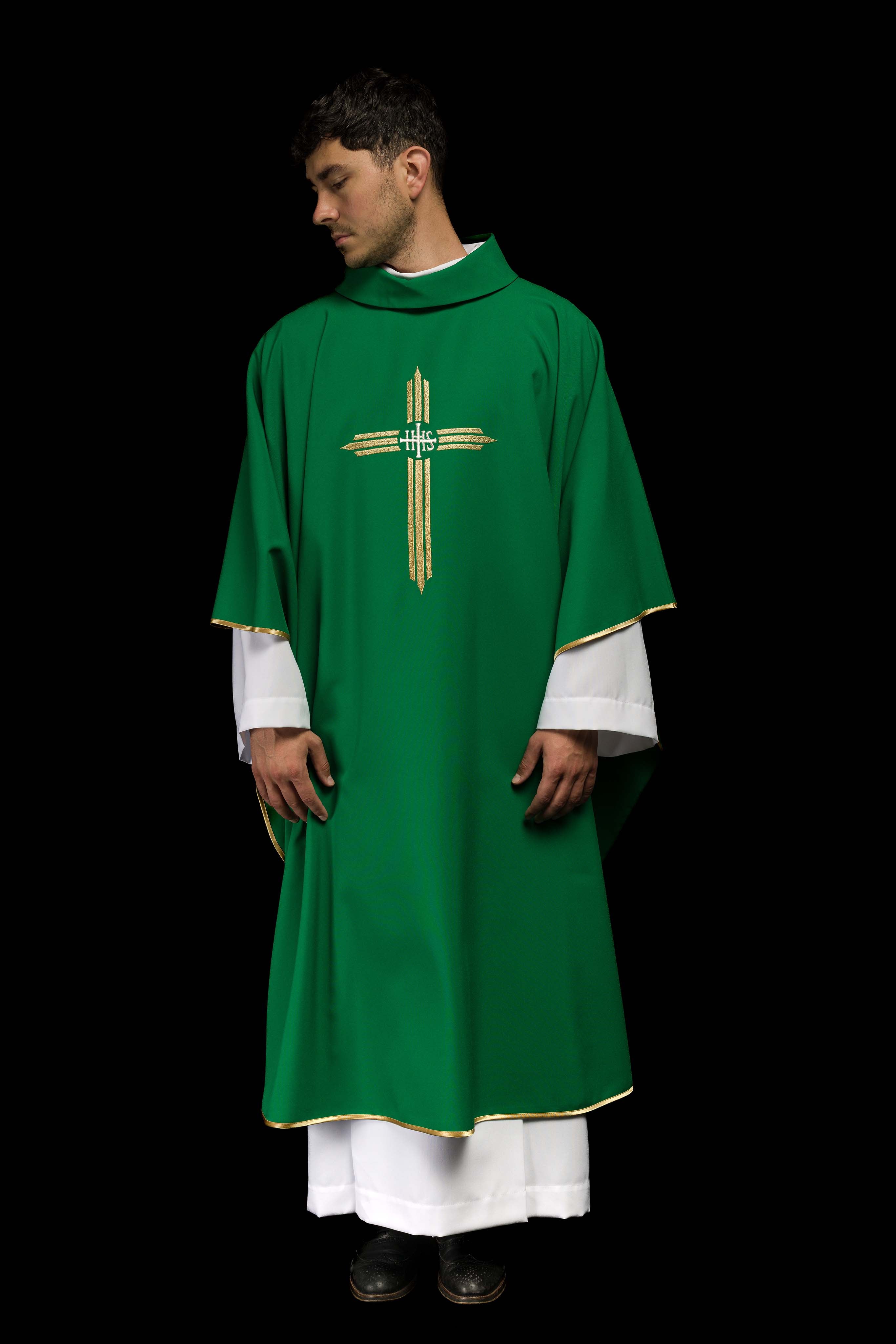 Casulla verde con bordado Cruz IHS