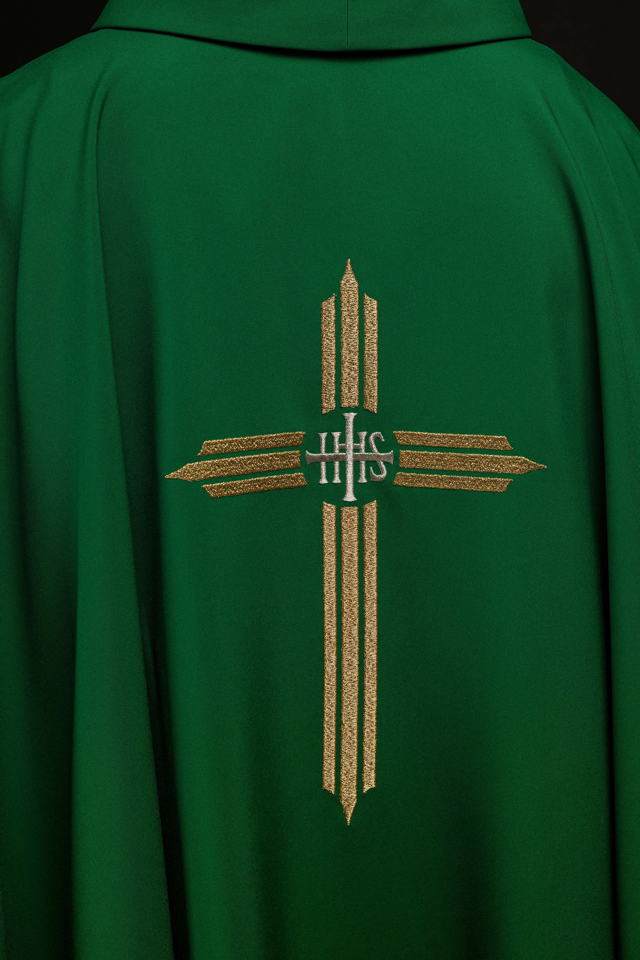 Casulla verde con bordado Cruz IHS