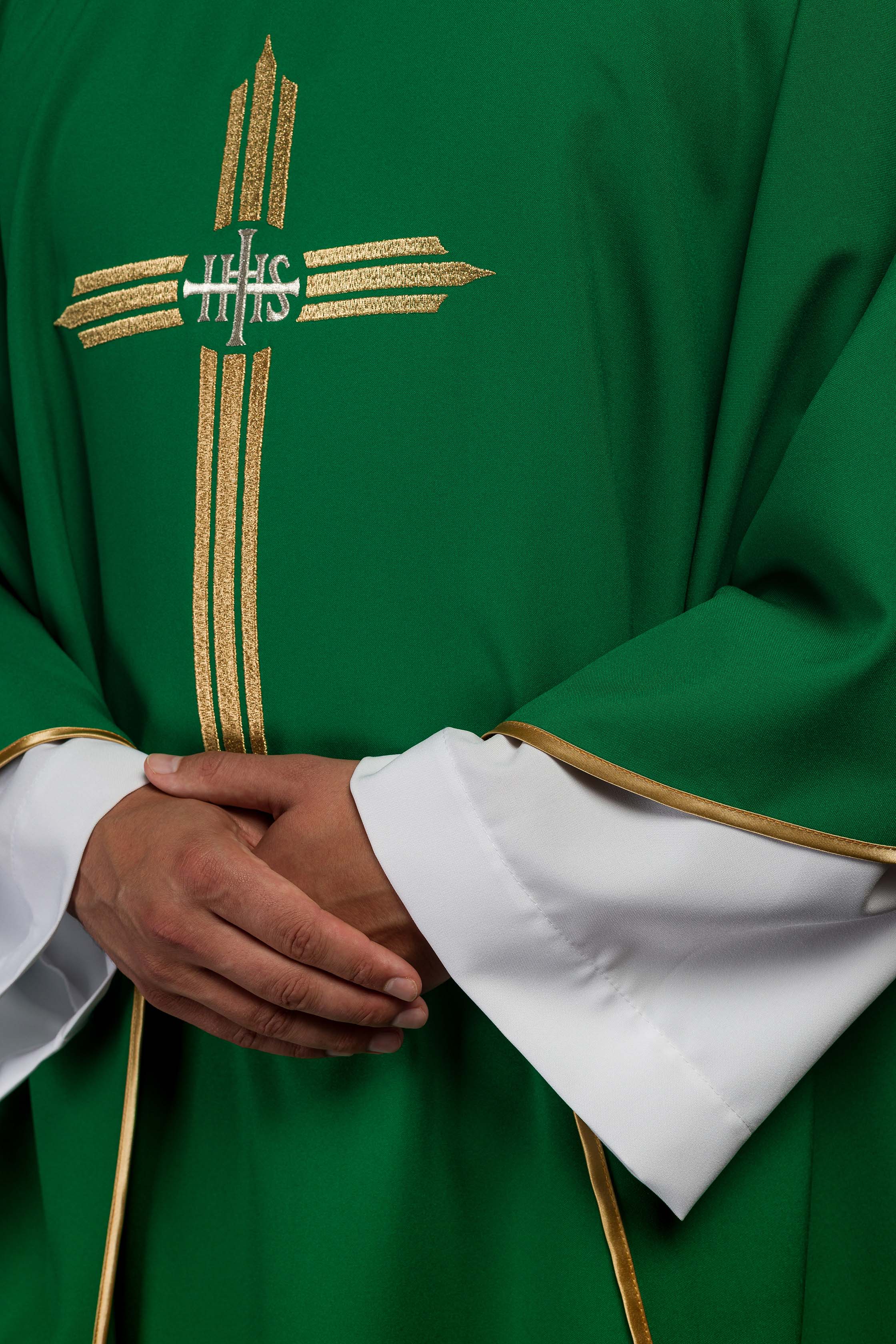 Casulla verde con bordado Cruz IHS