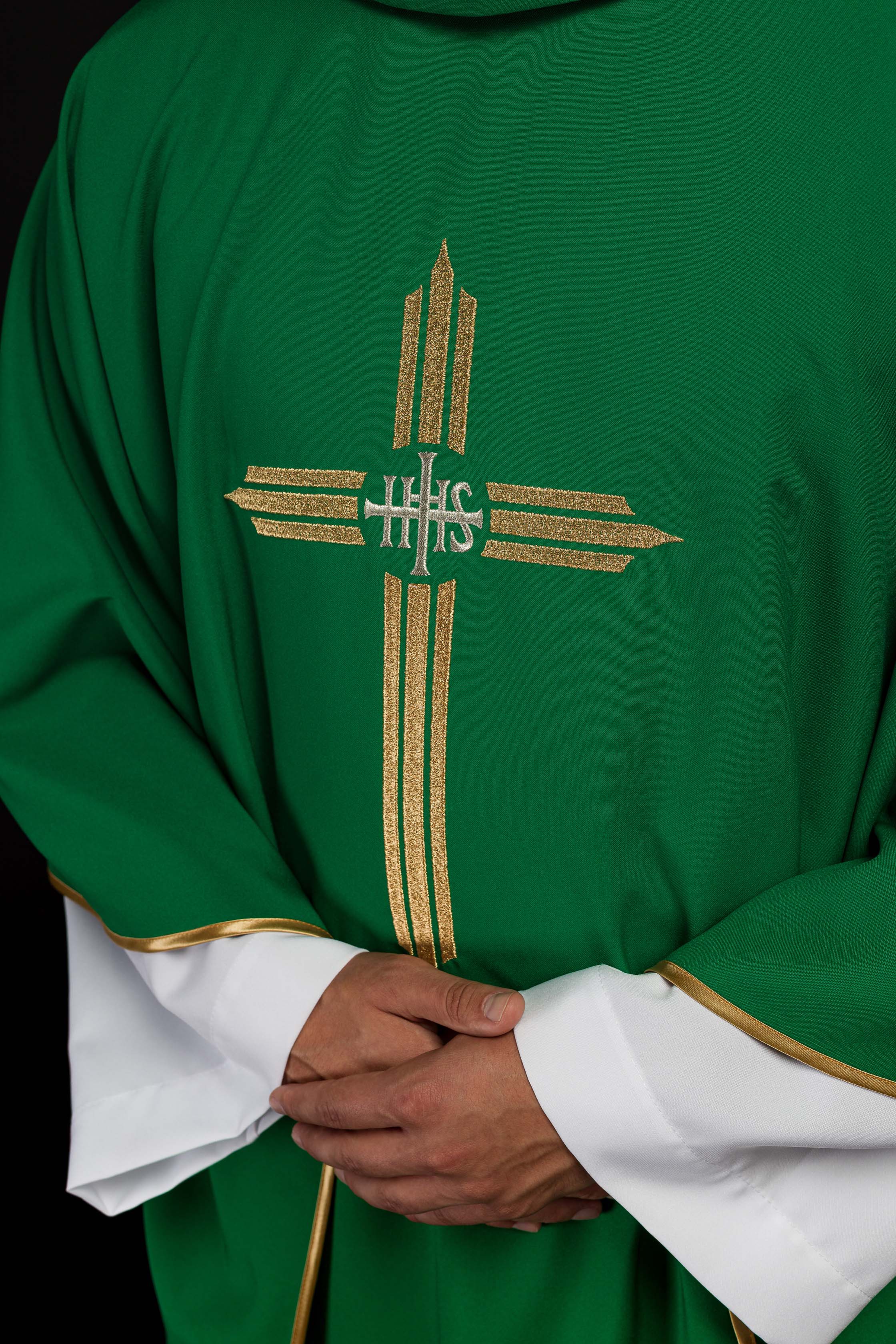 Casulla verde con bordado Cruz IHS