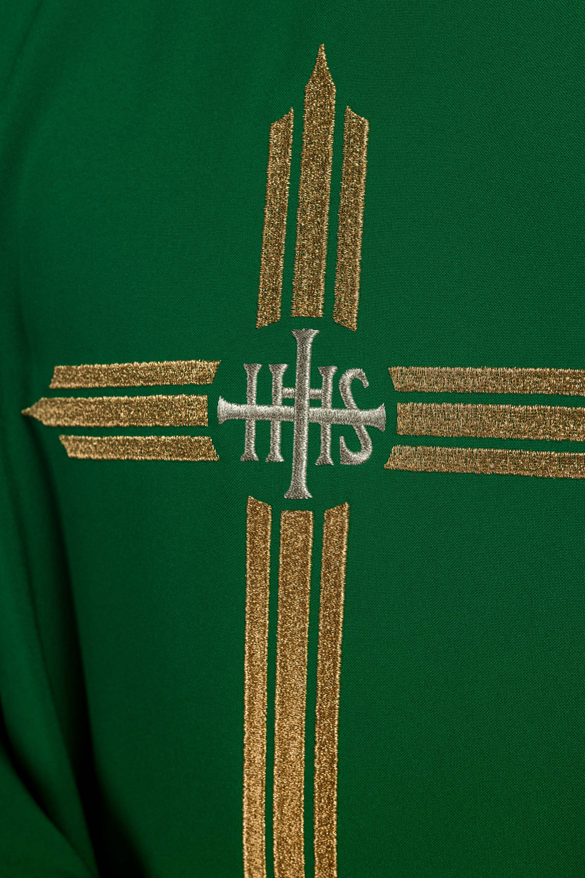 Casulla verde con bordado Cruz IHS