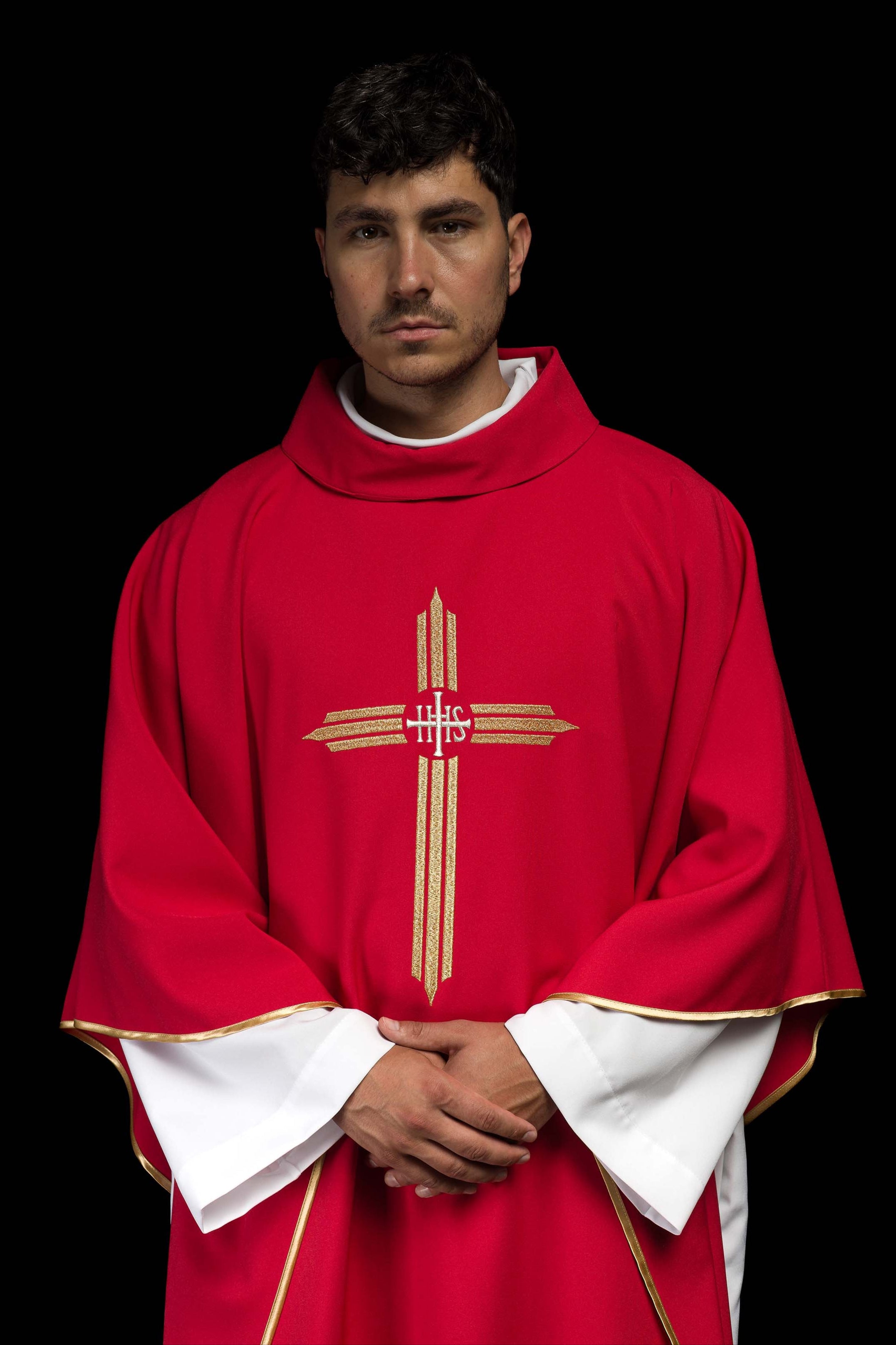 Casulla roja con bordado Cruz IHS