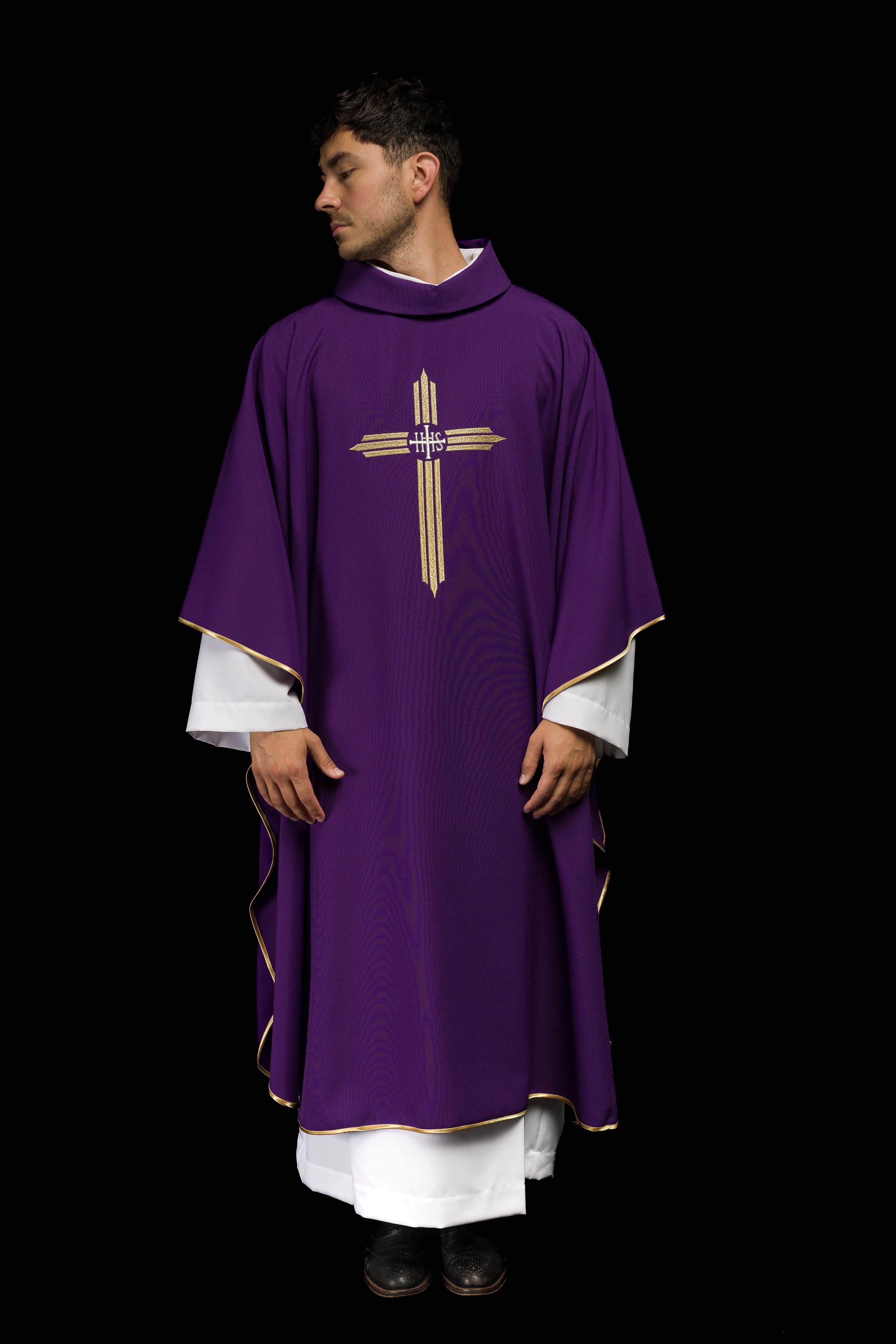 Casulla morada con bordado Cruz IHS