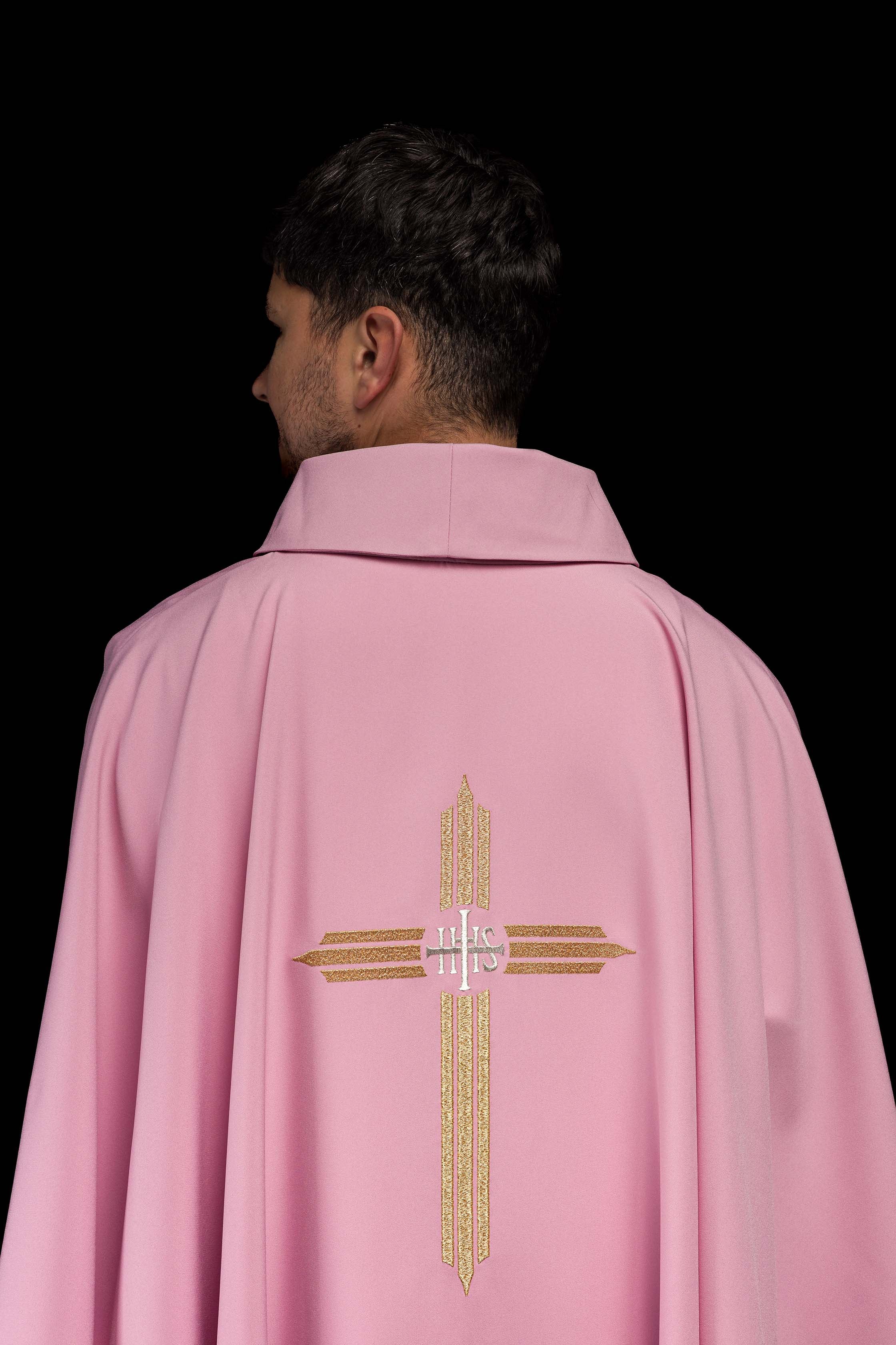 Casulla rosa con bordado Cruz IHS