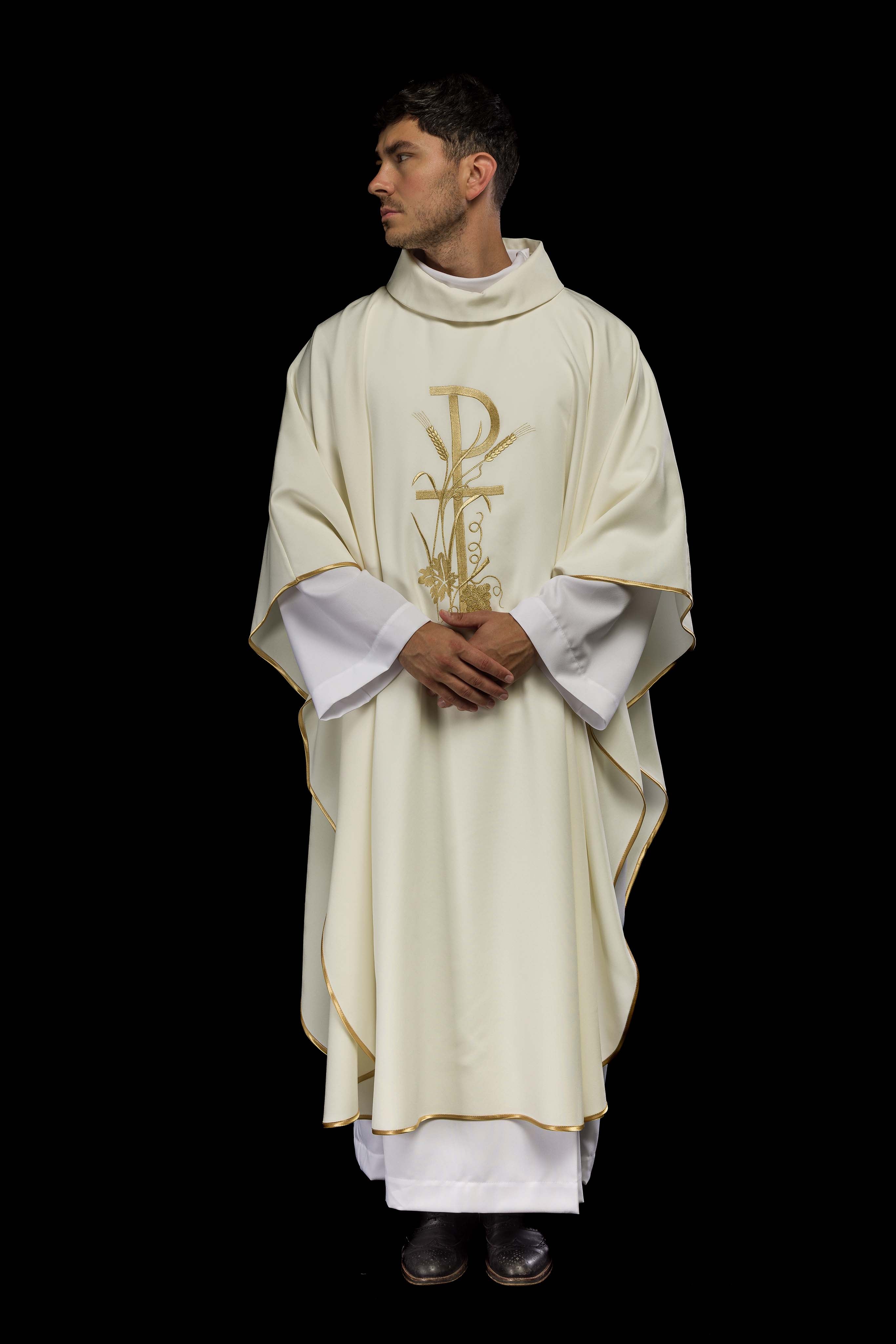 Casulla marfil con bordado dorado Cruz