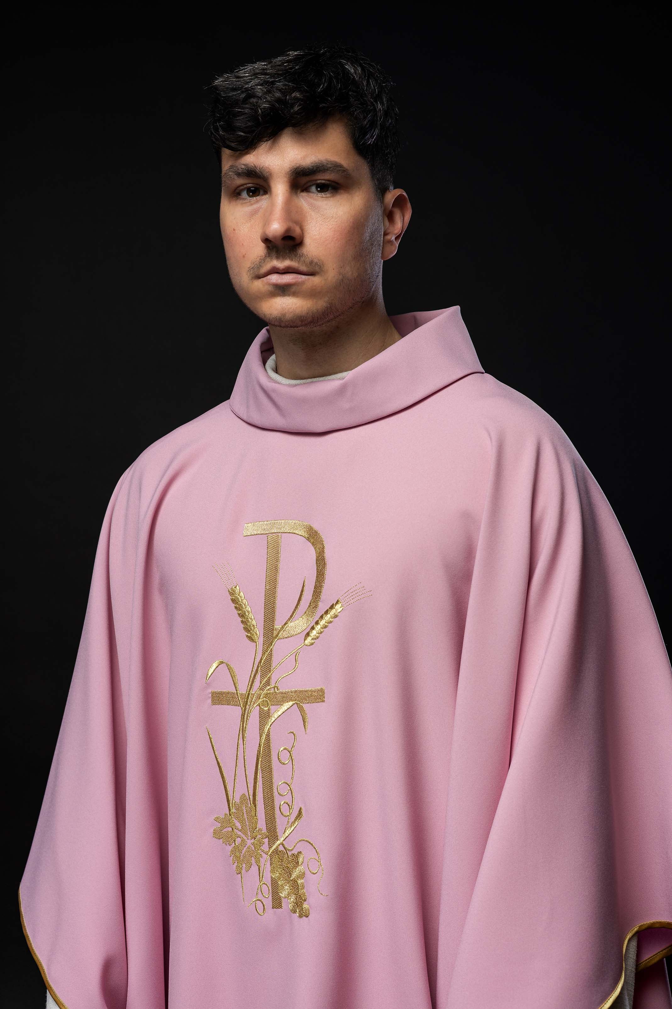 Casulla rosa con bordado dorado Cruz