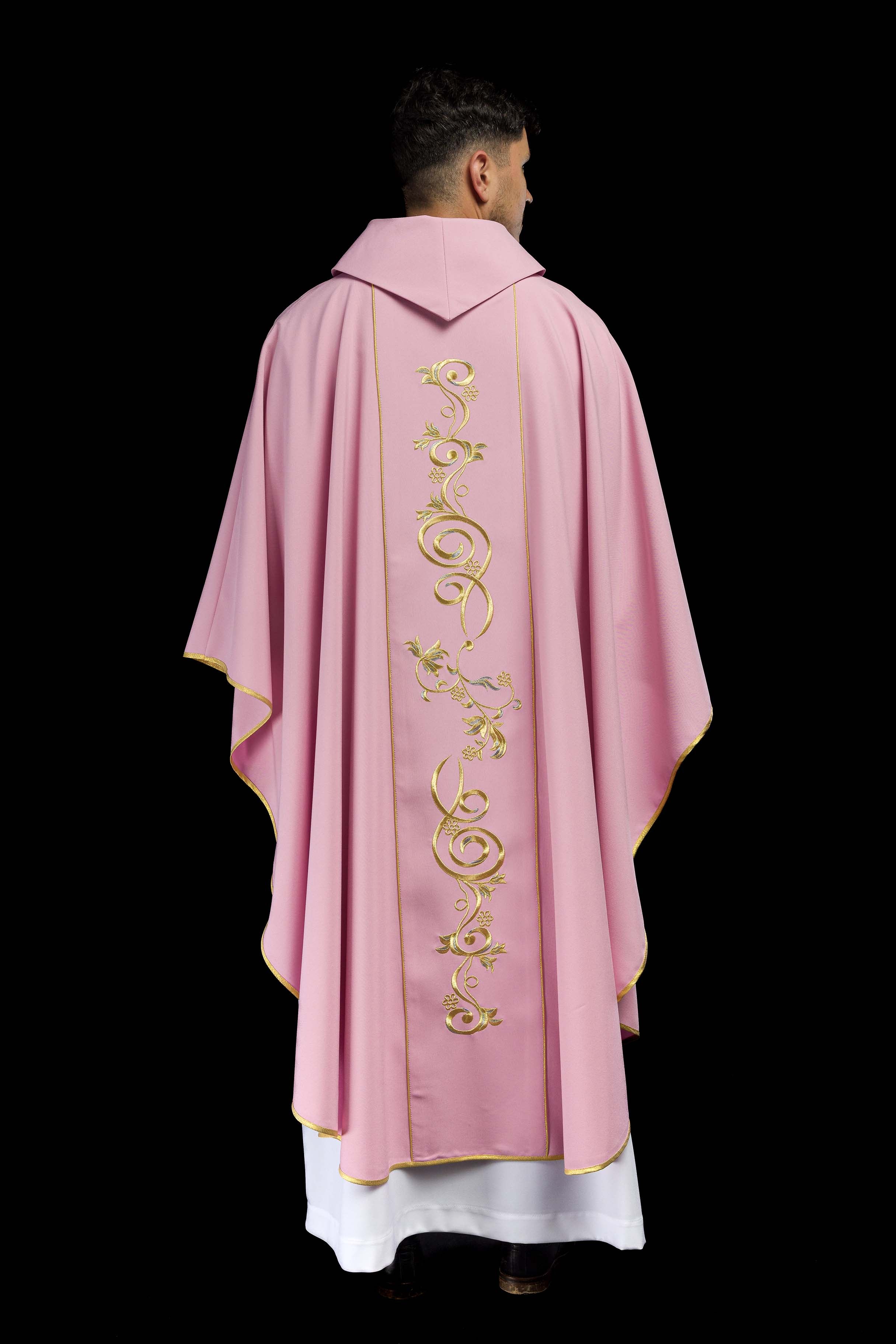 Casulla rosa con bordado dorado IHS y adorno floral