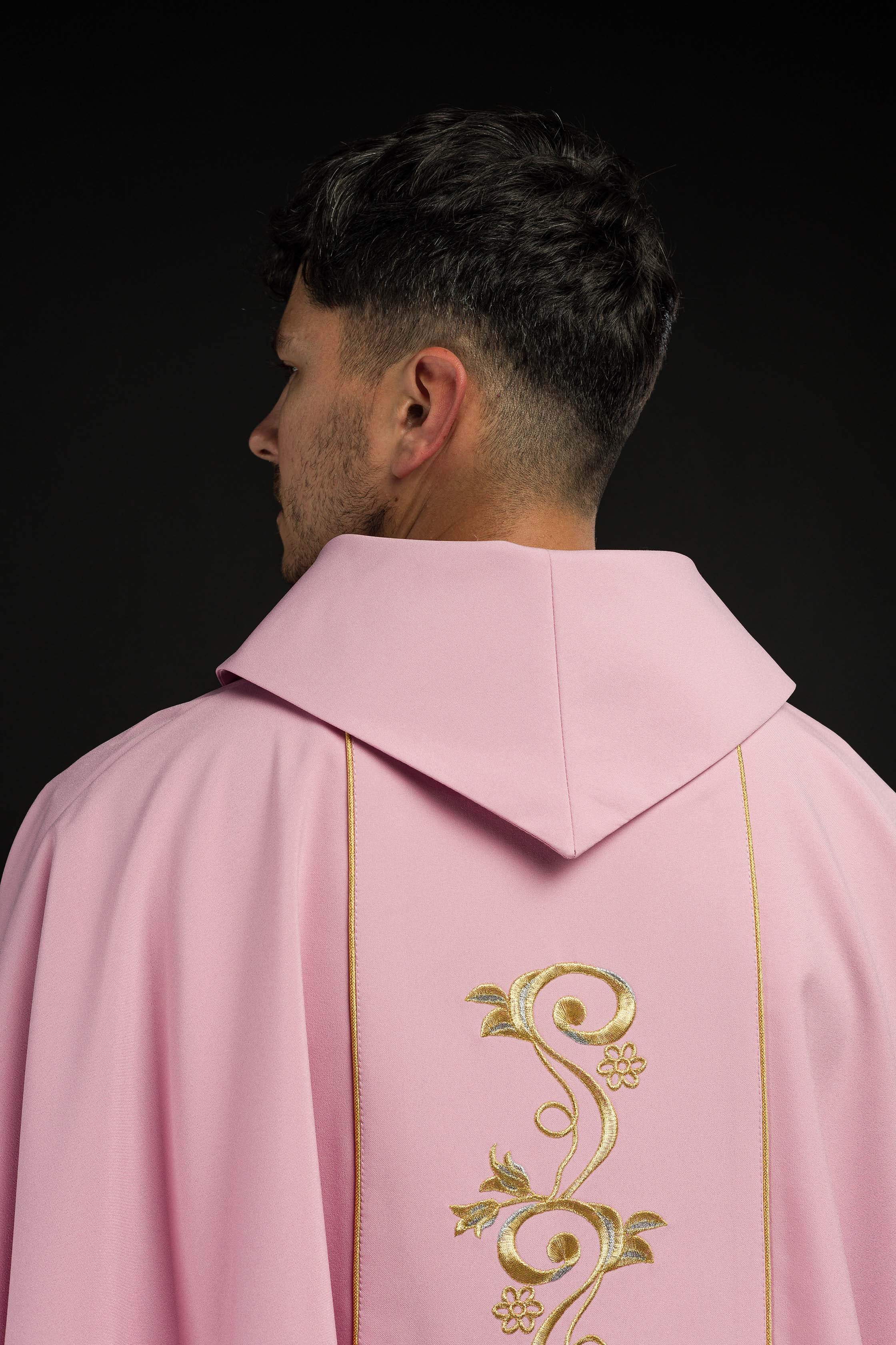 Casulla rosa con bordado dorado IHS y adorno floral