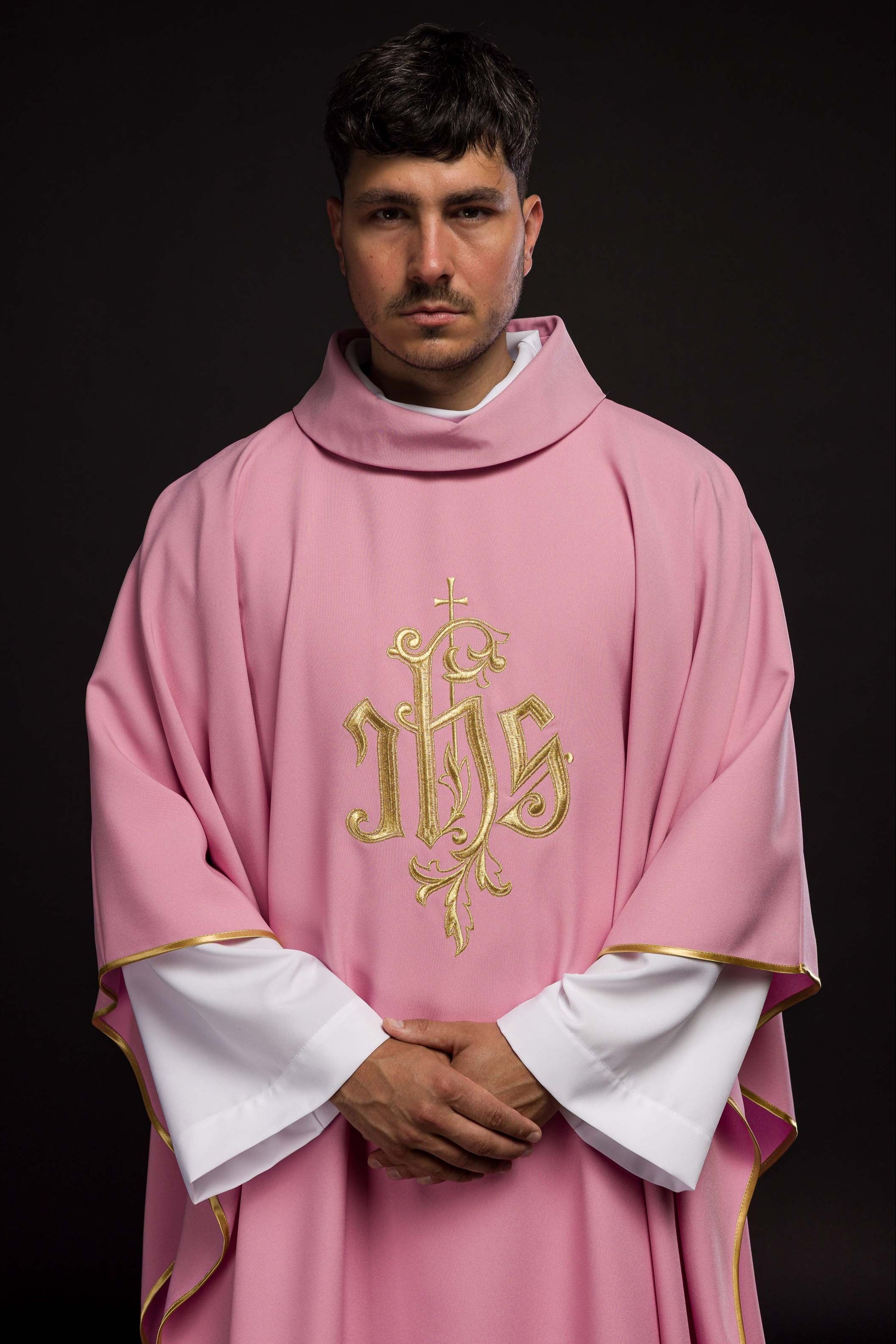 Casulla rosa con bordado dorado IHS