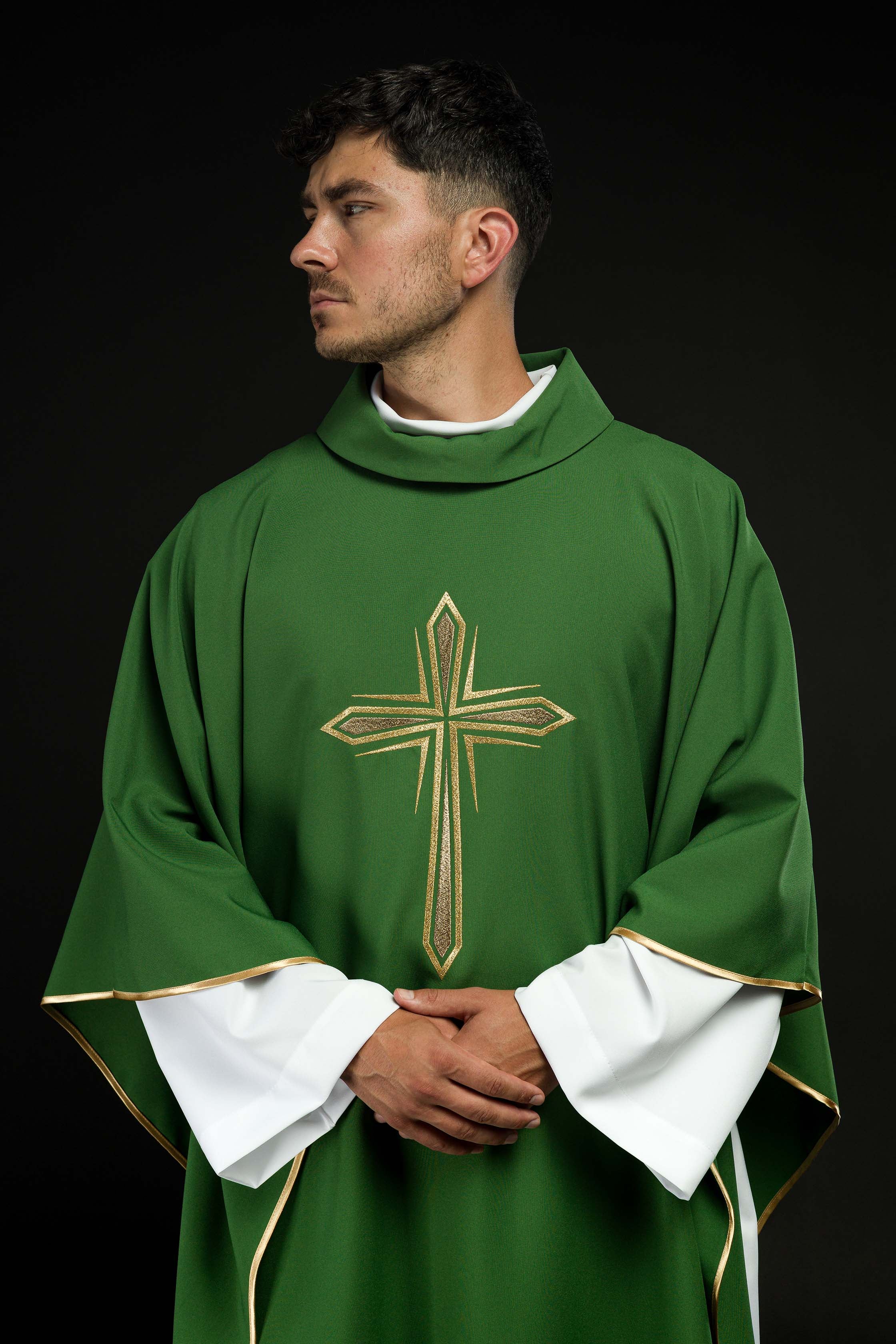 Casulla verde con bordado Cruz