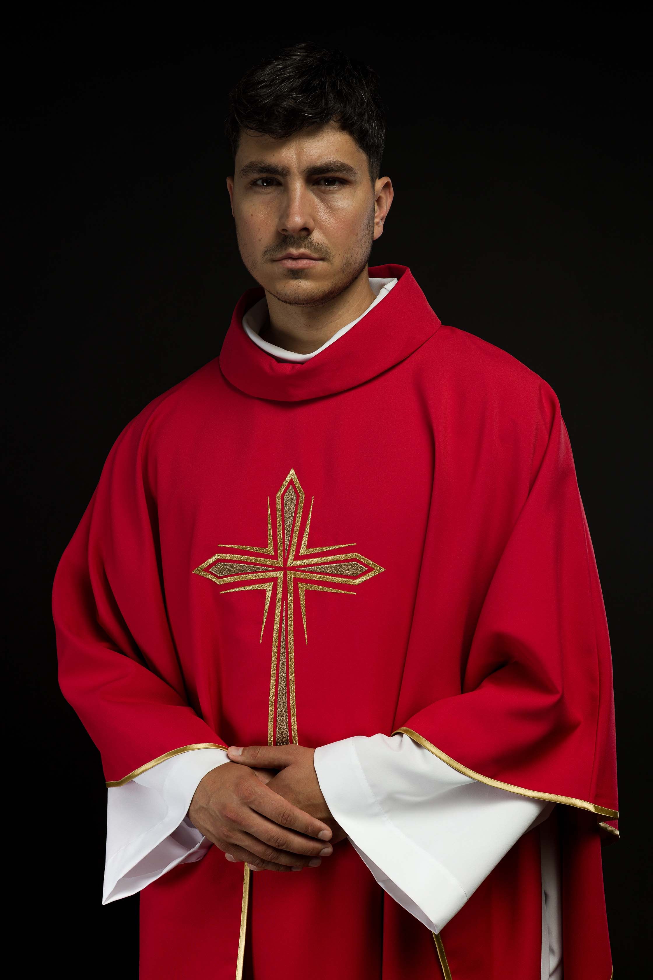 Casulla roja con bordado Cruz