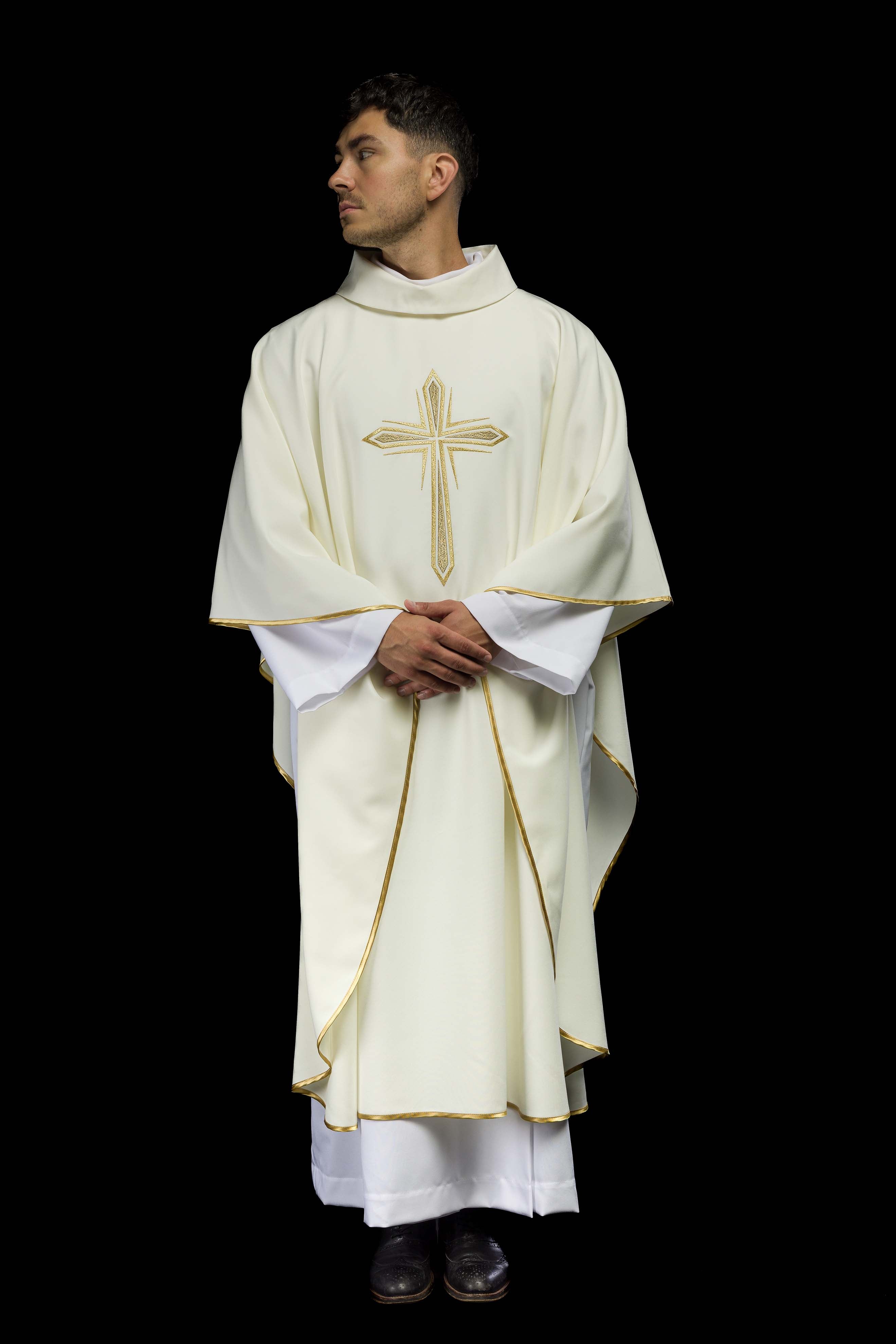 Casulla marfil con bordado Cruz