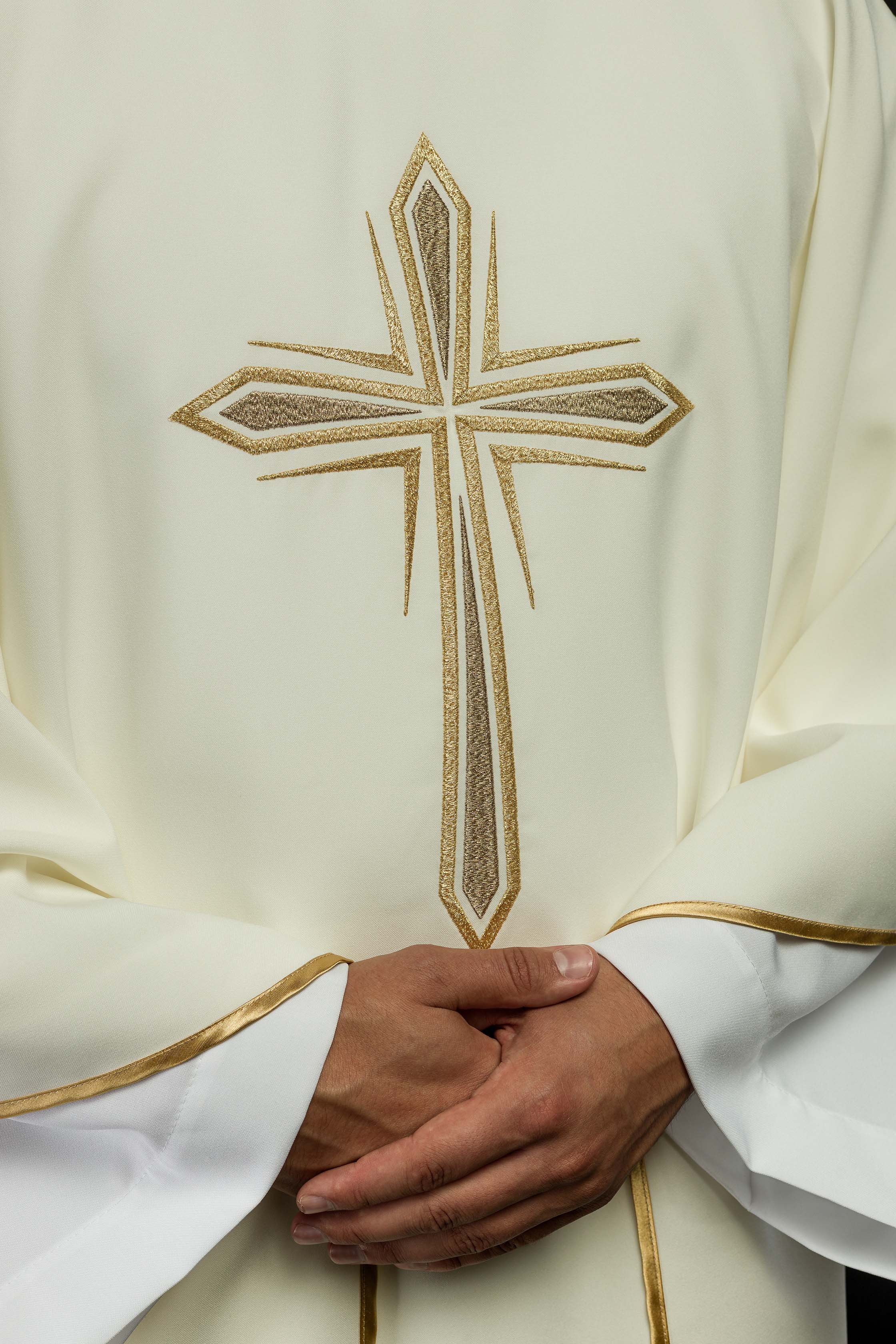 Casulla marfil con bordado Cruz