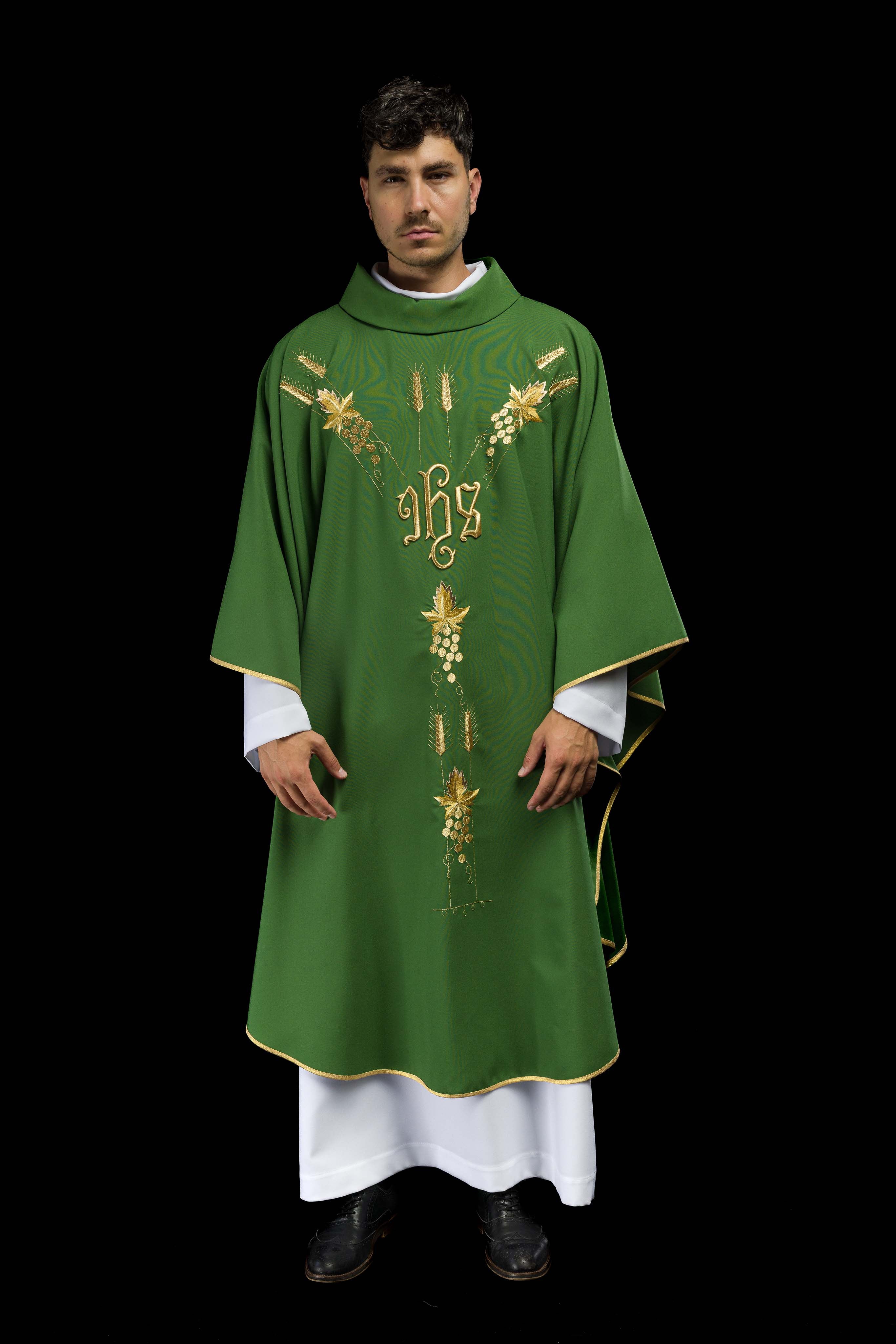 Casulla verde con bordado IHS y uvas