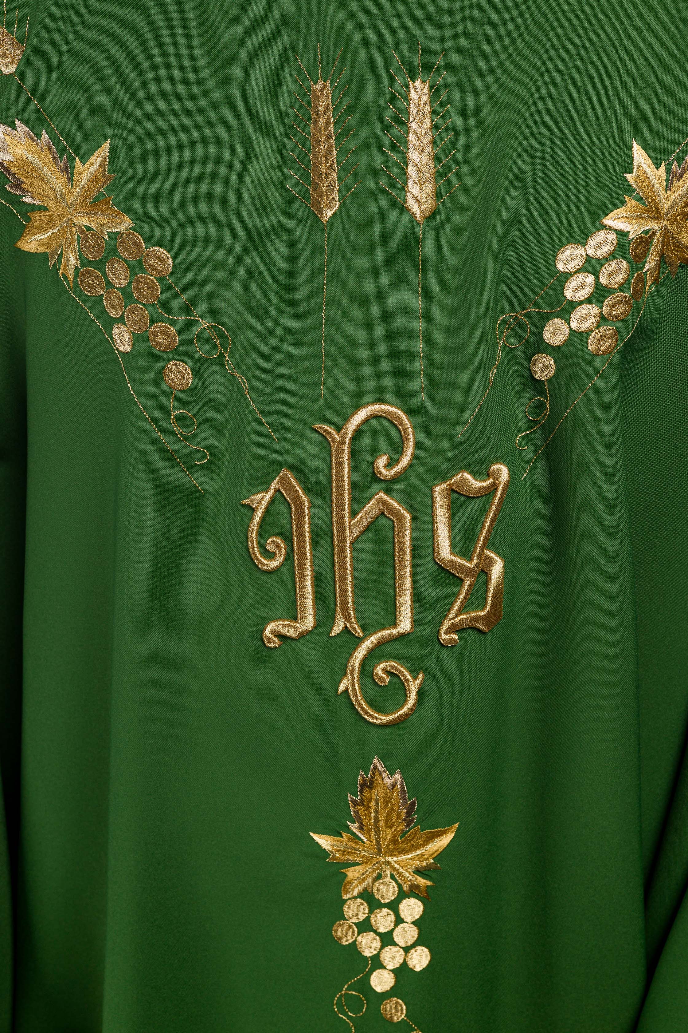 Casulla verde con bordado IHS y uvas