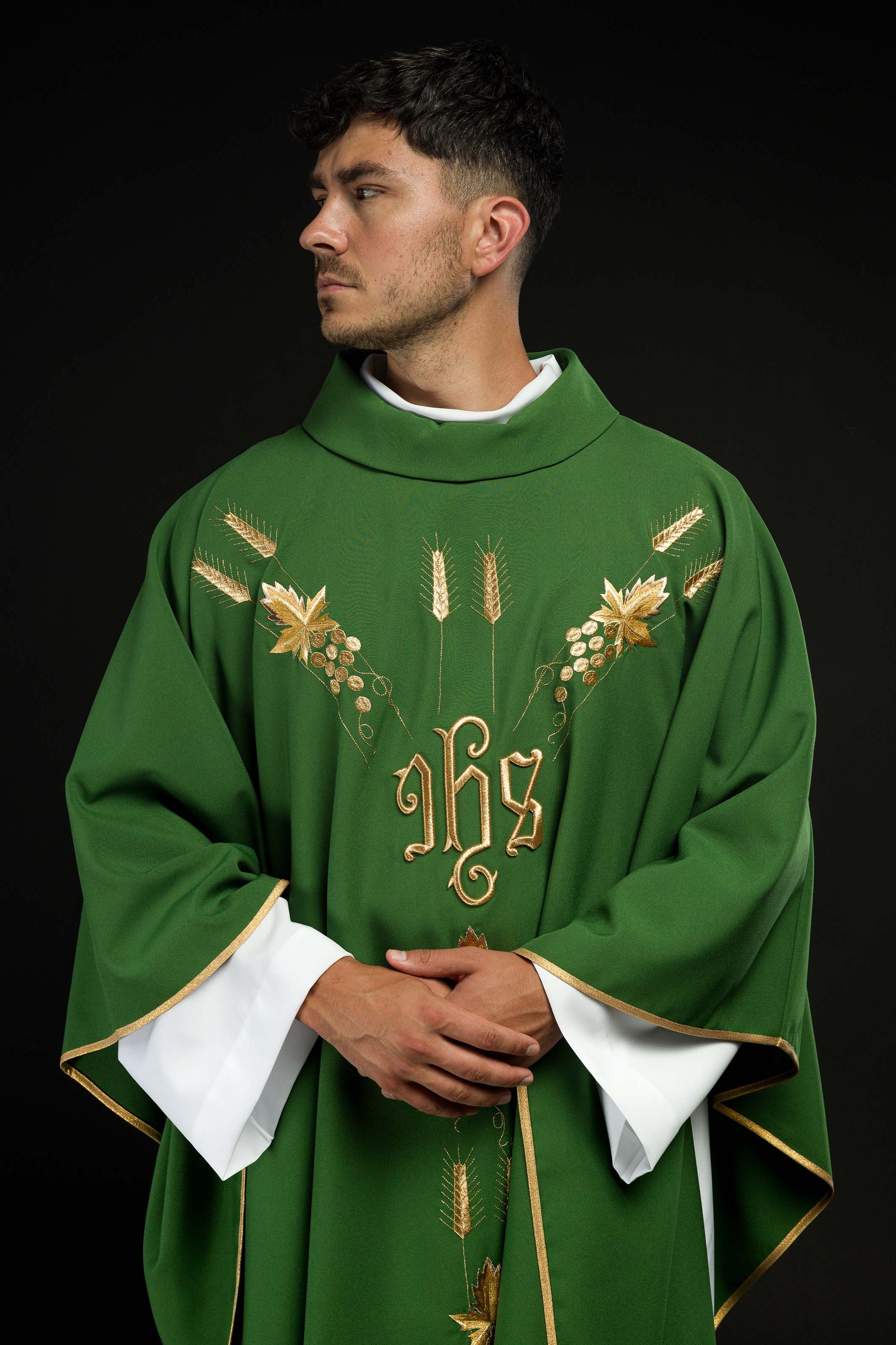 Casulla verde con bordado IHS y uvas