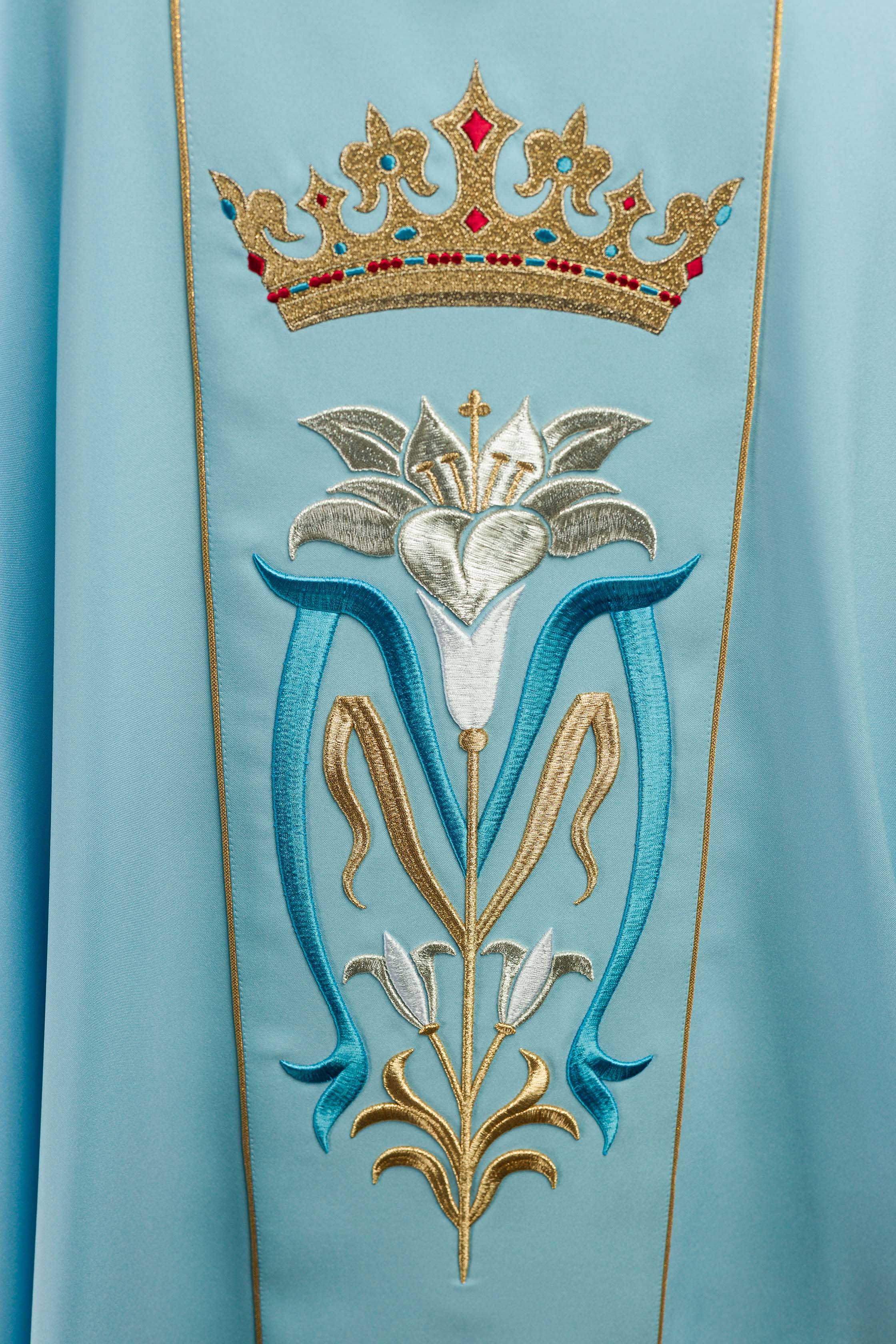 Casulla Mariana azul Con bordado Lirio y Corona