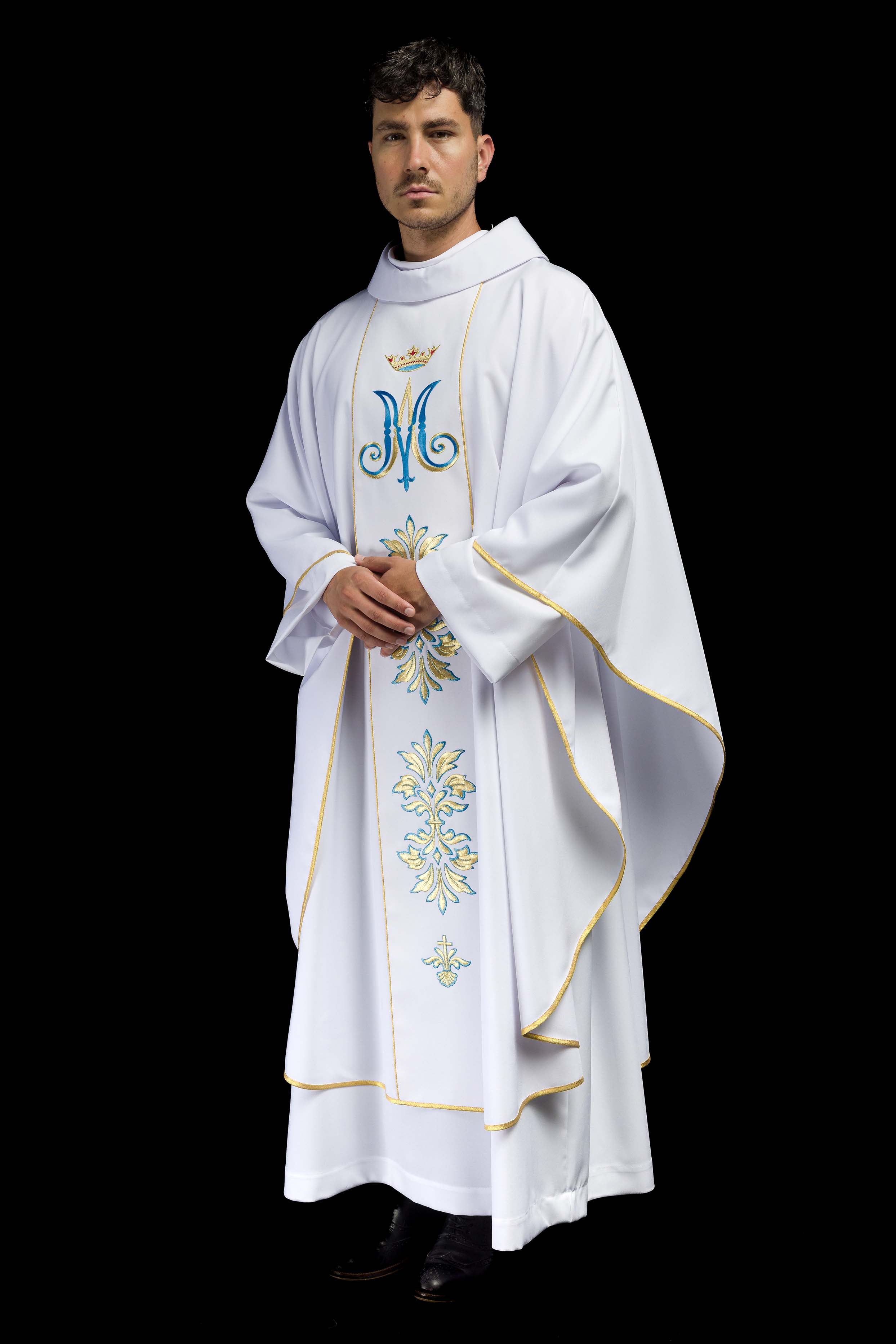 Casulla Mariana blanca Con ornamentos bordados y Corona