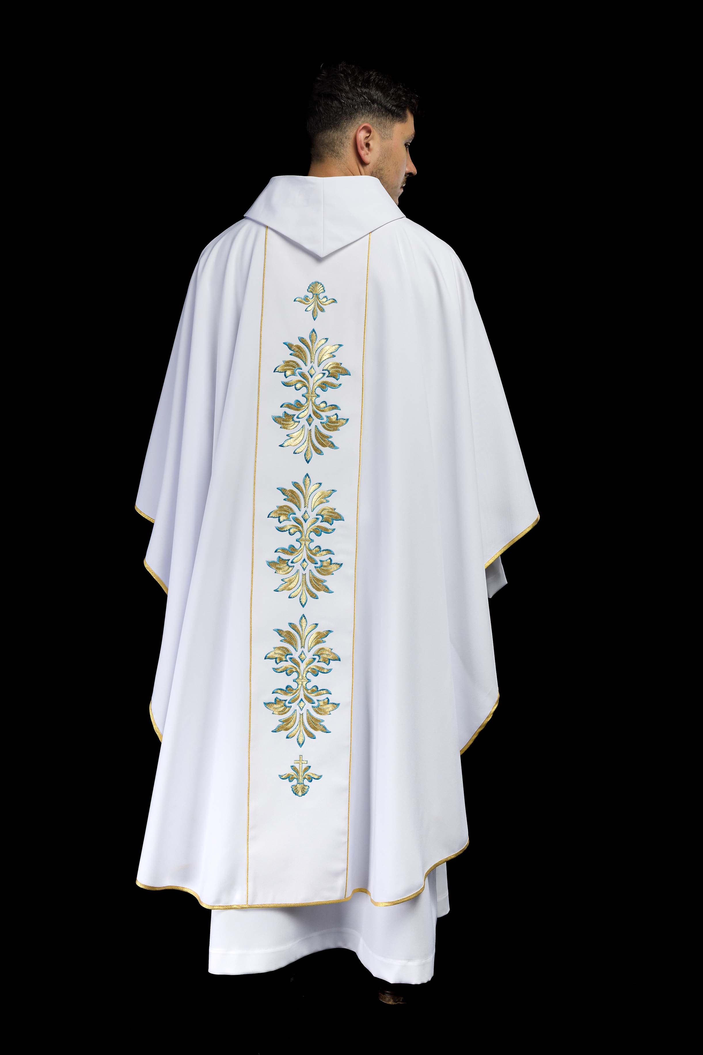 Casulla Mariana blanca Con ornamentos bordados y Corona