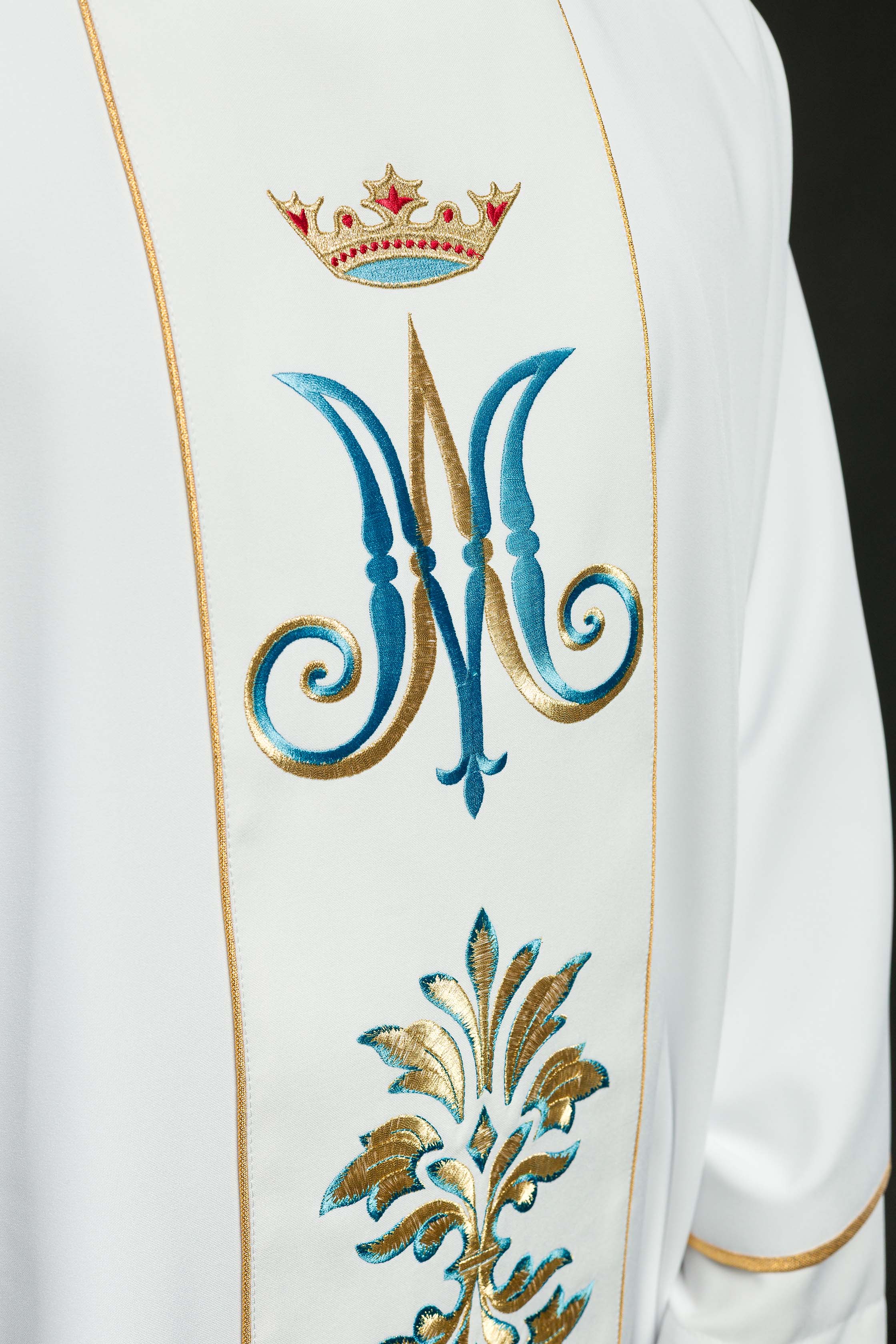 Casulla Mariana blanca Con ornamentos bordados y Corona