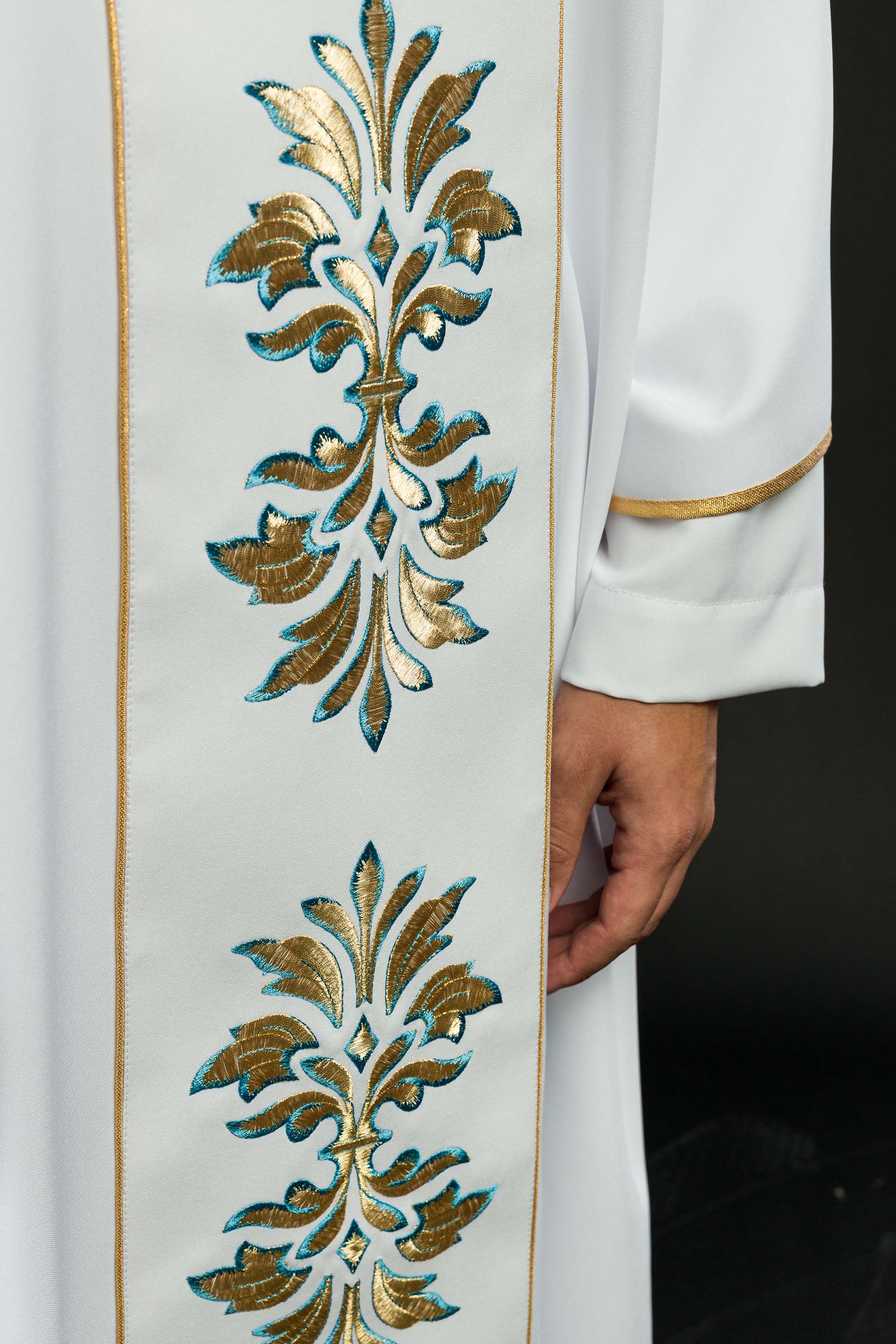 Casulla Mariana blanca Con ornamentos bordados y Corona
