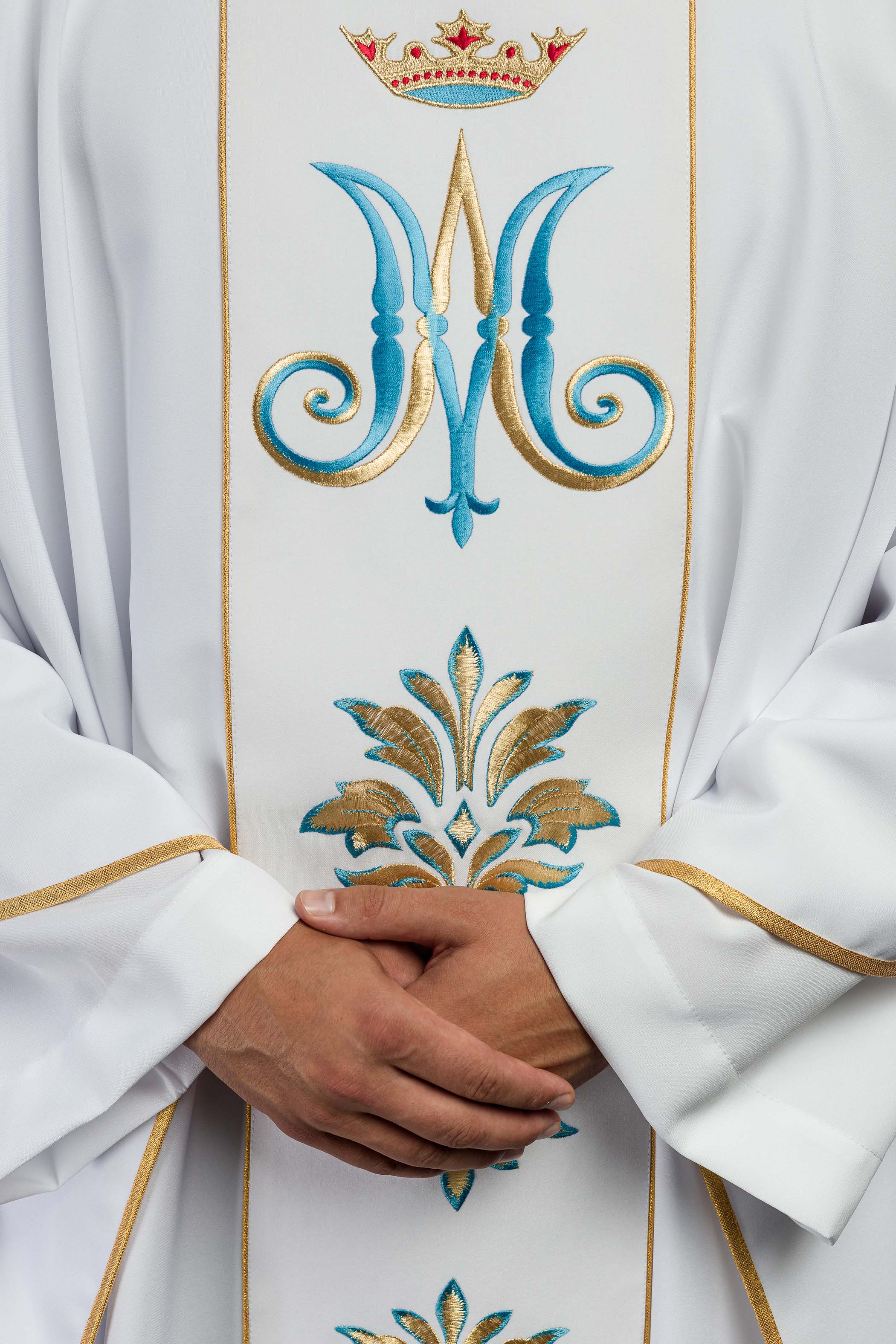 Casulla Mariana blanca Con ornamentos bordados y Corona
