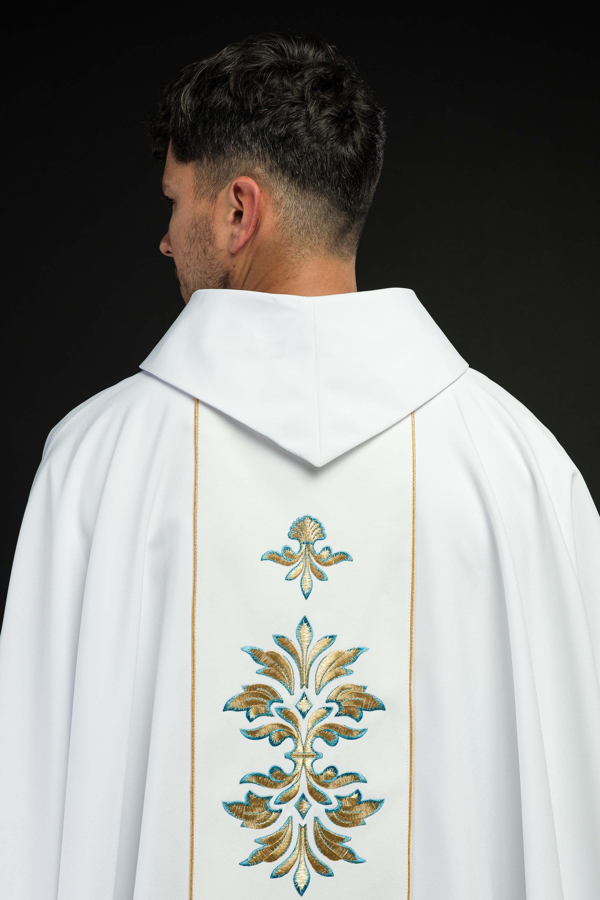Casulla Mariana blanca Con ornamentos bordados y Corona